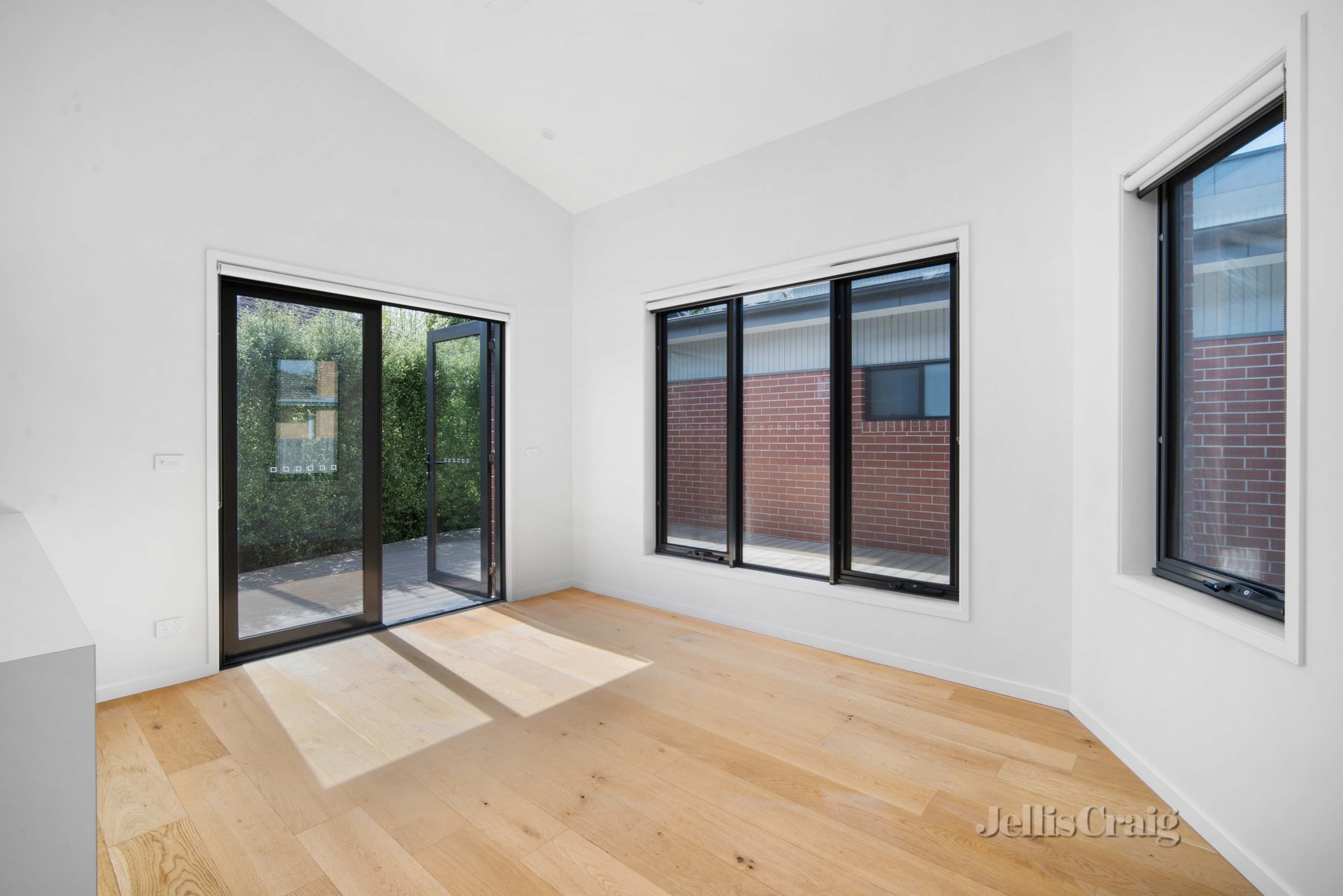 2/11 Walton Street, Wendouree image 3