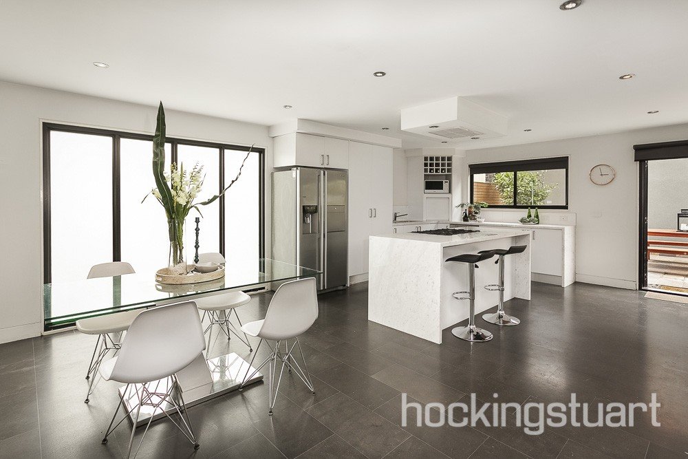 2/11 Winfield Road, Balwyn North image 2