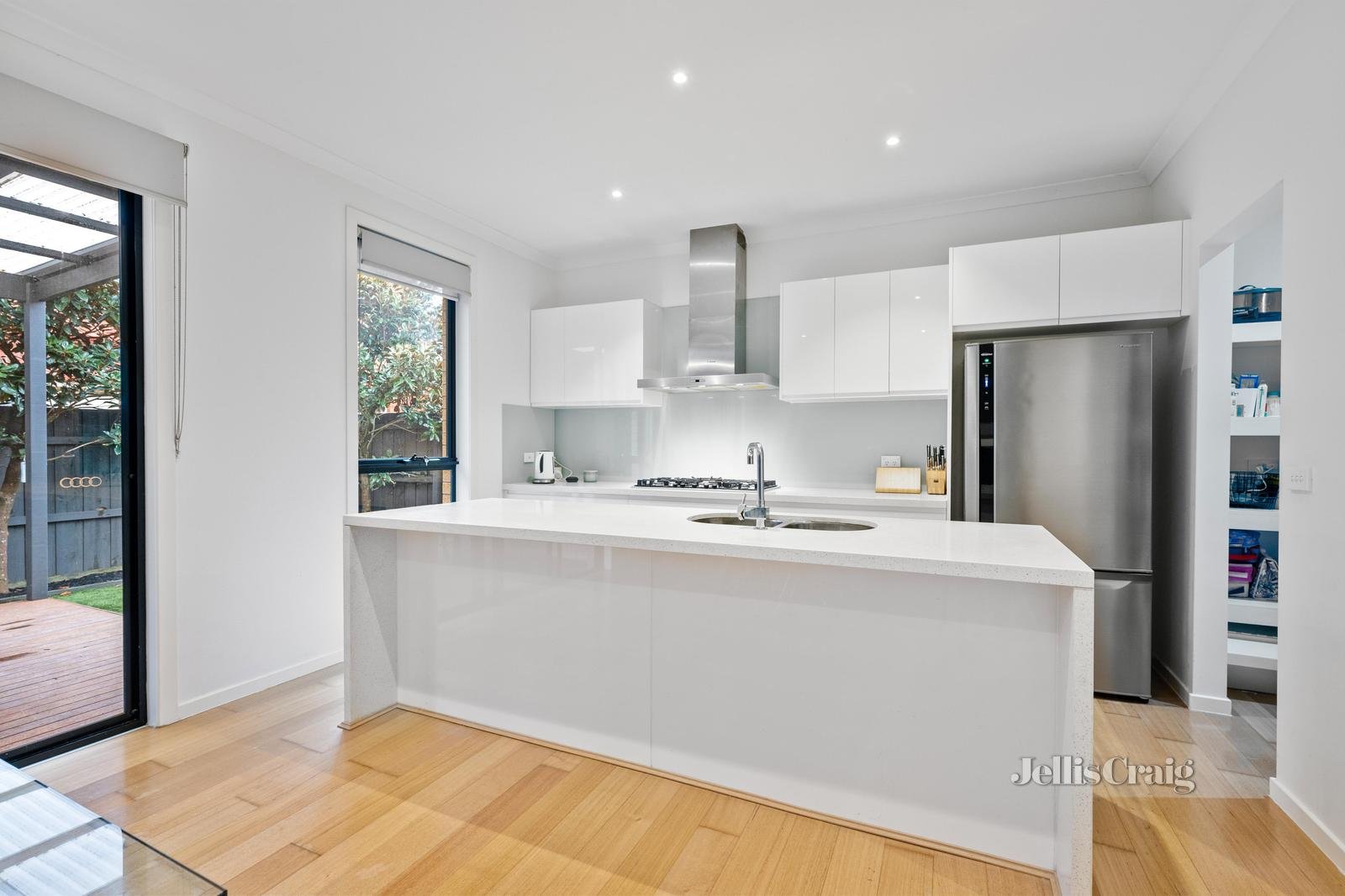 2/111 Blackburn Road, Mount Waverley image 4