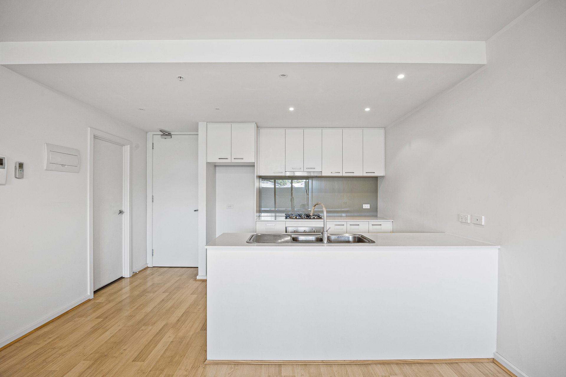 211/300 Middleborough Road, Blackburn image 4