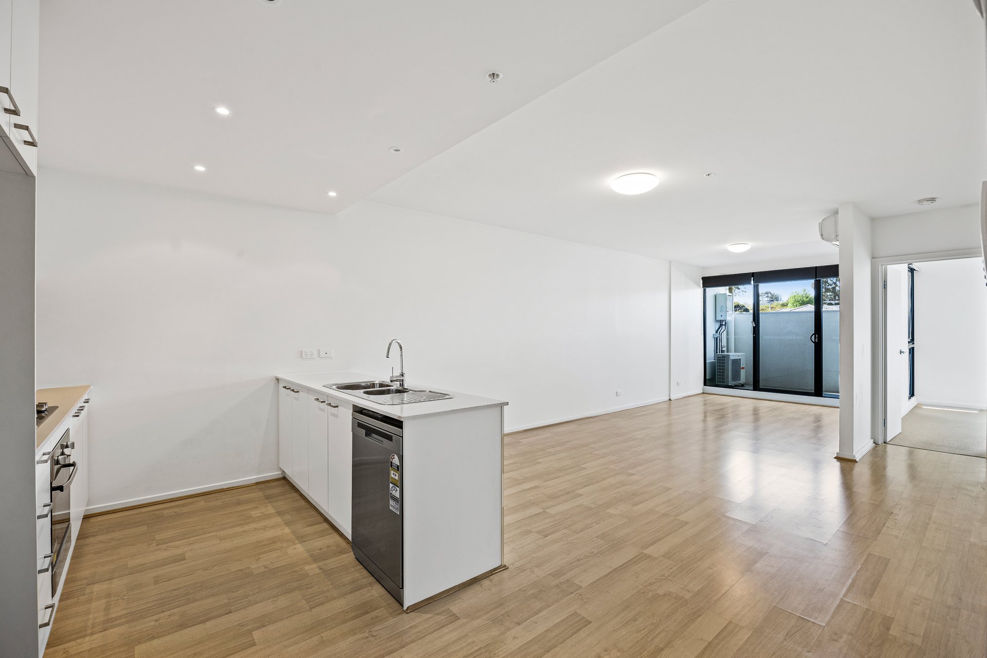 211/300 Middleborough Road, Blackburn image 2