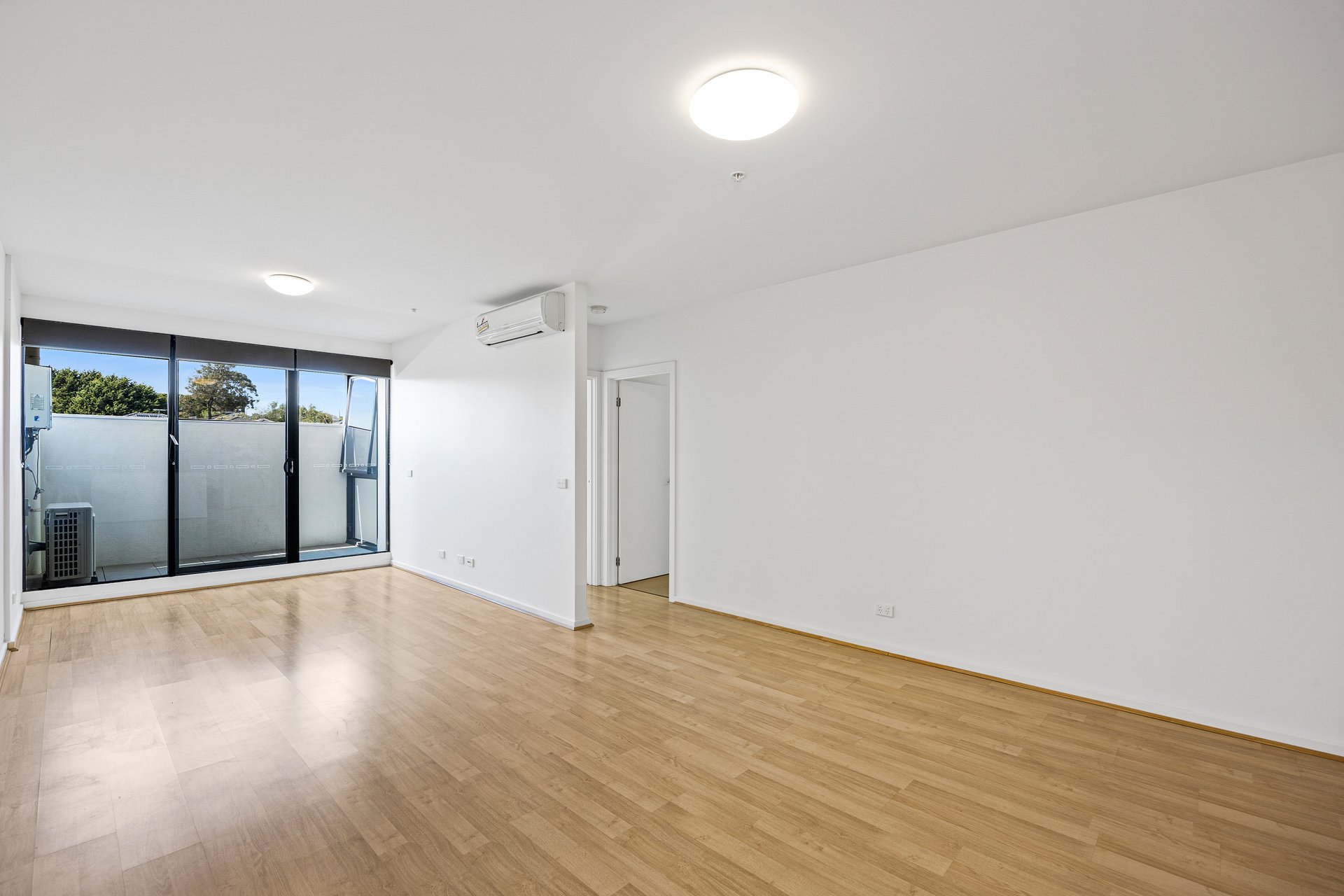 211/300 Middleborough Road, Blackburn image 3