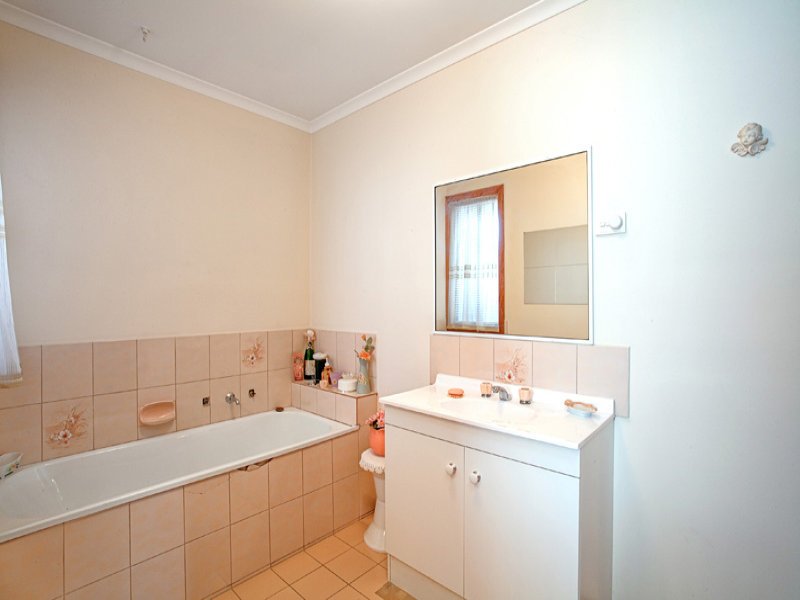 2/114 Hogans Road, Hoppers Crossing image 7