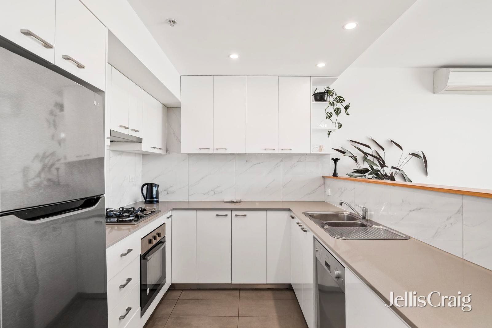 211/40 Burgundy Street, Heidelberg image 3