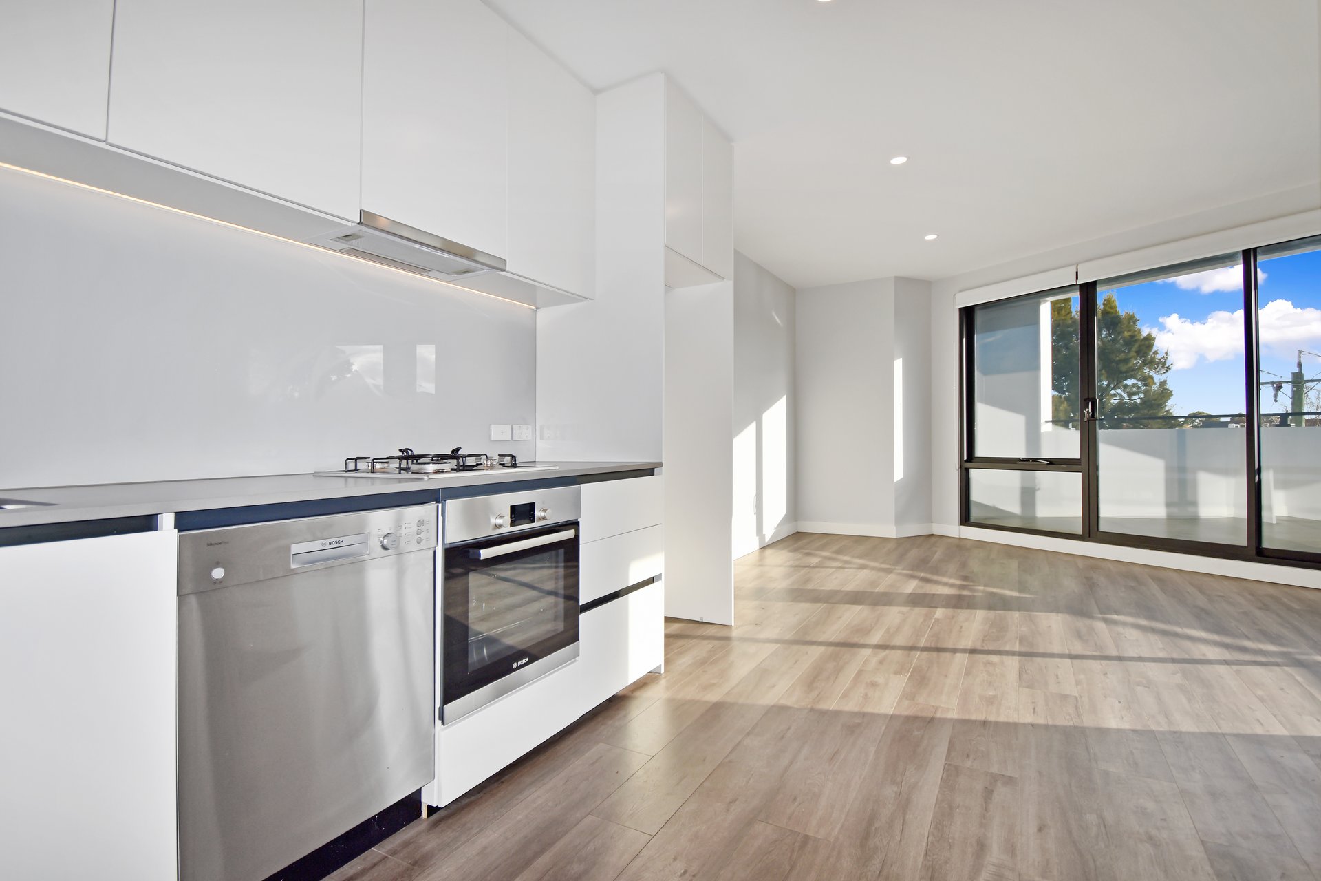 211/55 Railway Road, Blackburn image 3