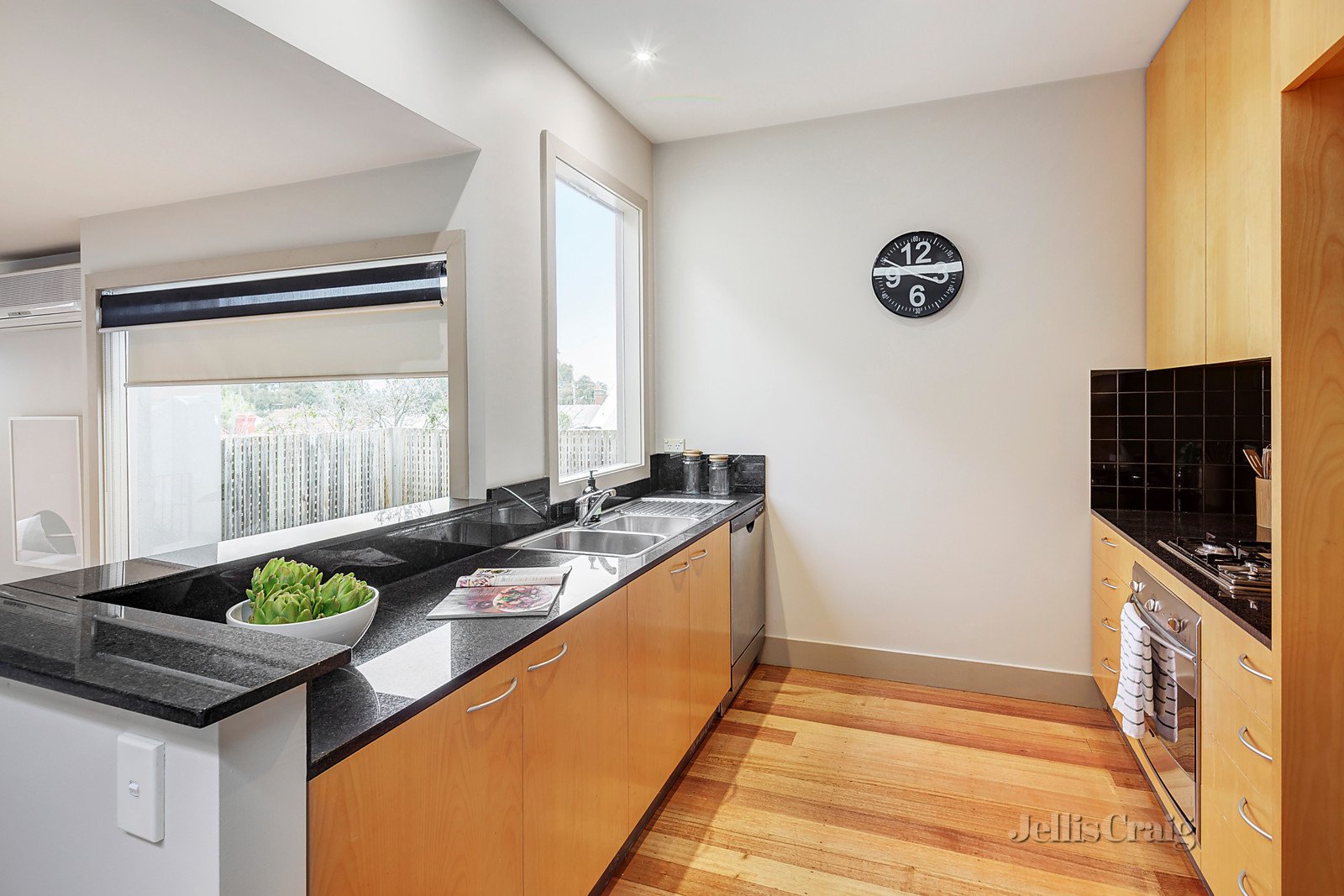 2/116 Clarke Street, Northcote image 3