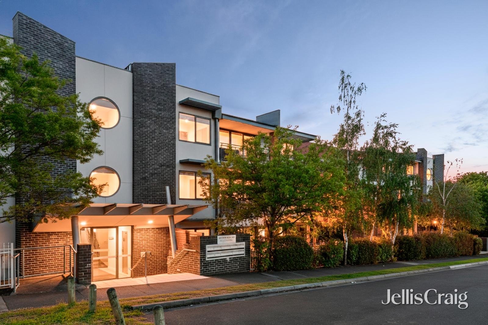 21/2-4 Blair Road, Glen Waverley image 1