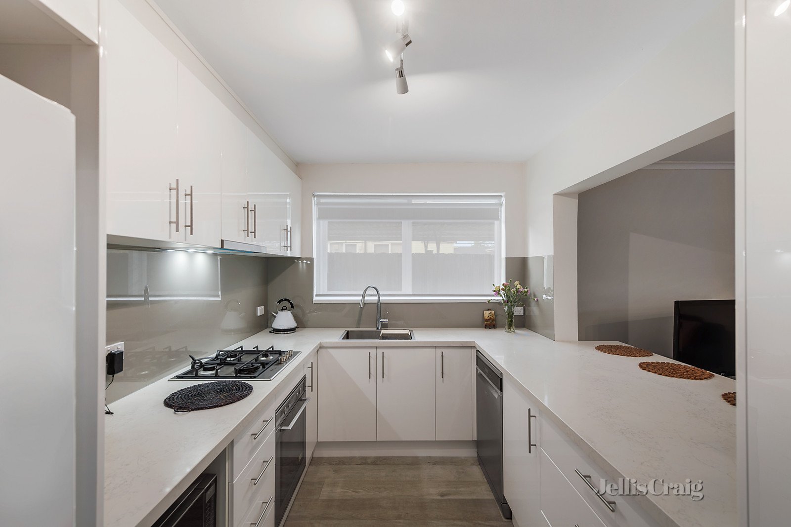 2/12 Dalny Road, Murrumbeena image 3