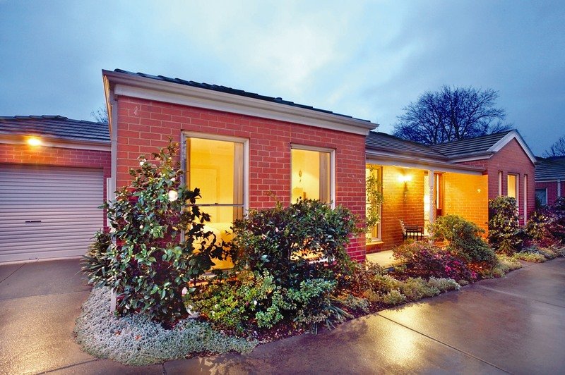 2/12 Exeter Street, Lake Wendouree image 1