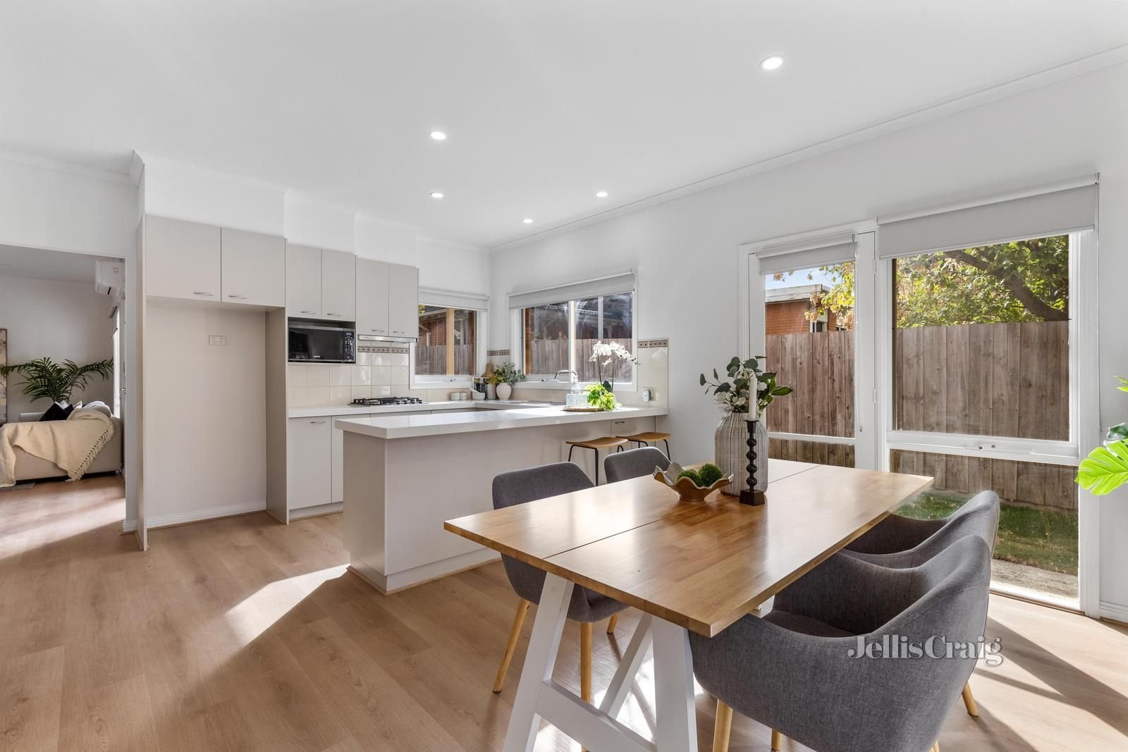 2/12 Fraser Street, Glen Waverley image 3