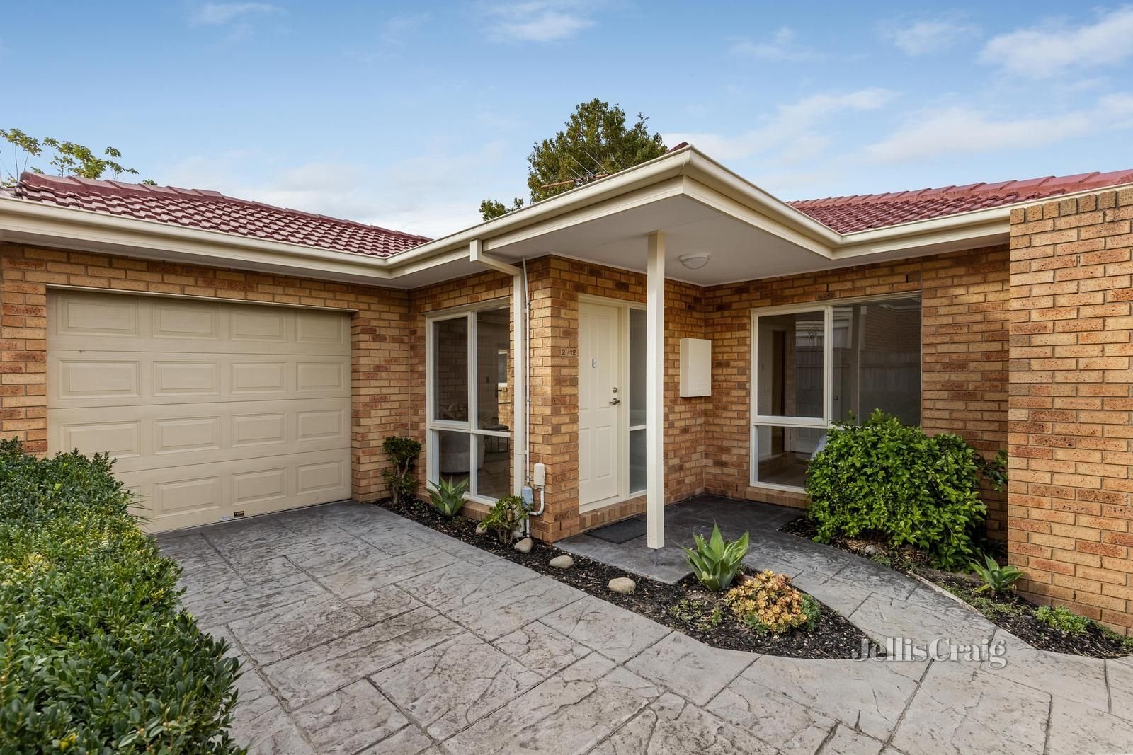 2/12 Fraser Street, Glen Waverley image 1
