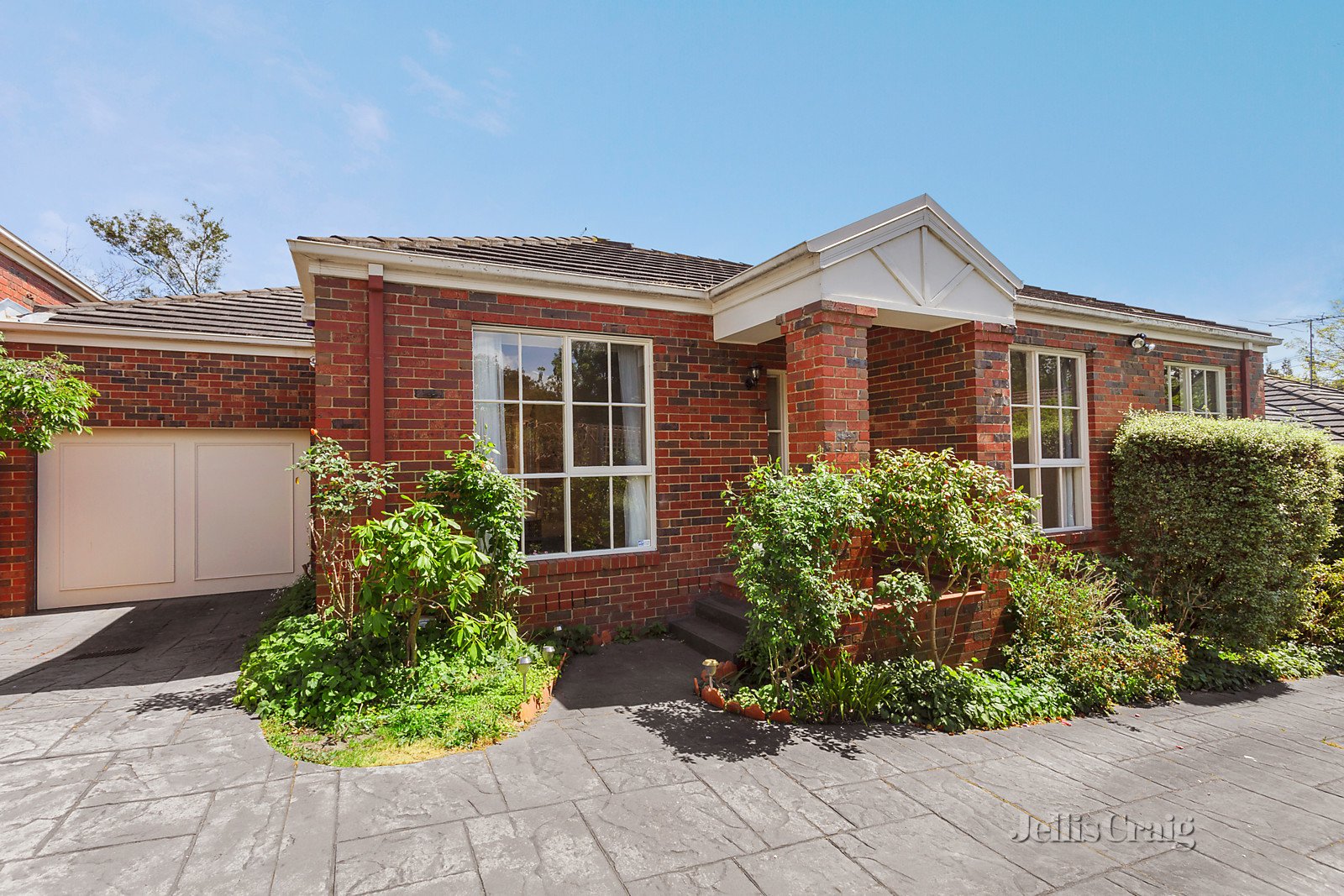 2/12 Garden Road, Camberwell image 2