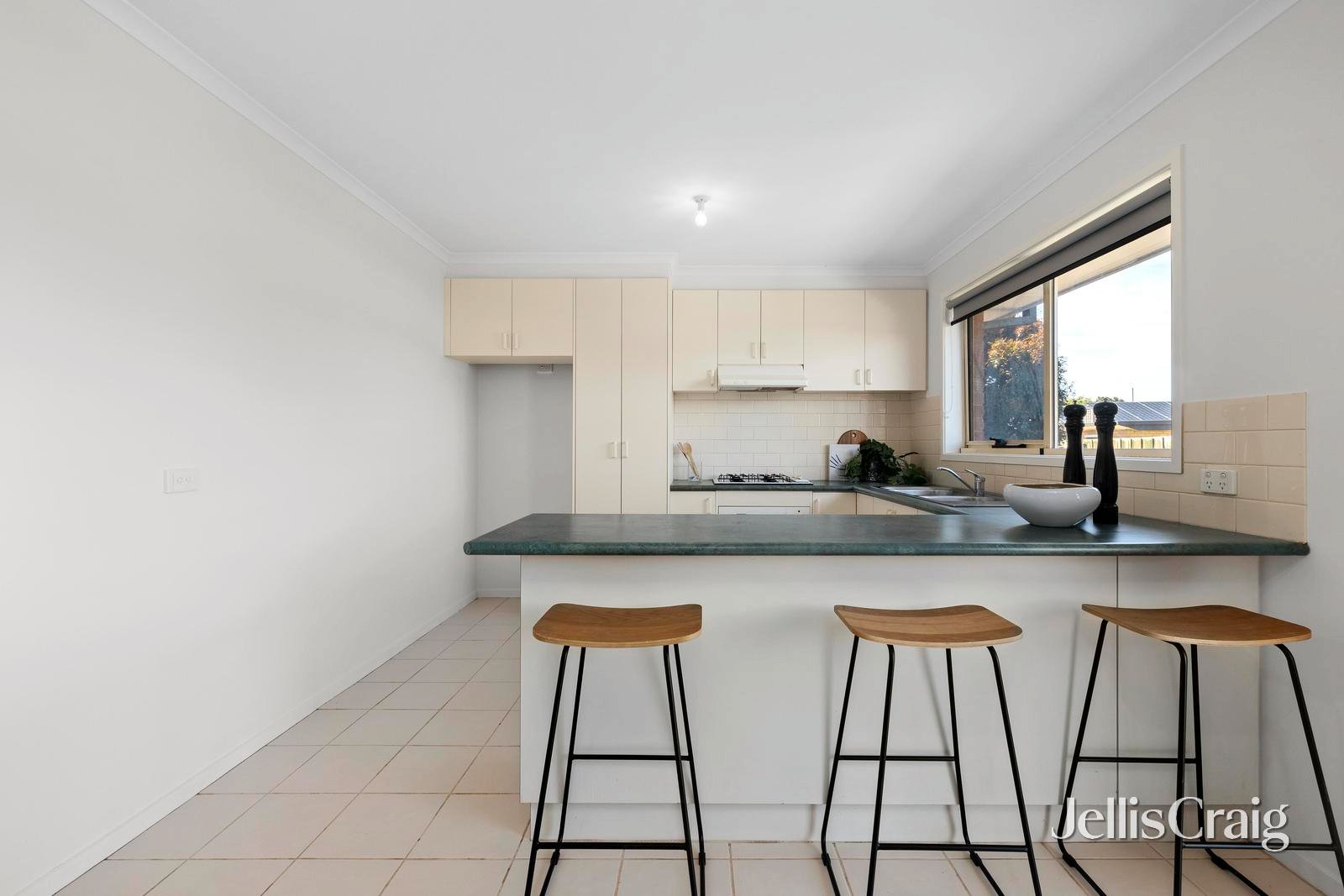2/12 Hull Street, Bentleigh East image 5