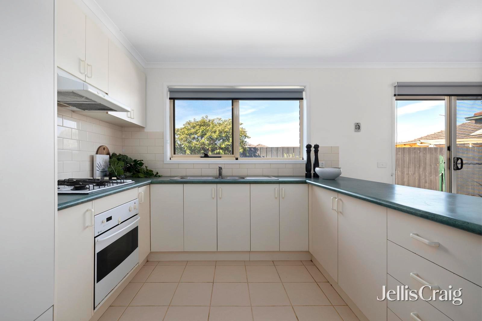 2/12 Hull Street, Bentleigh East image 6