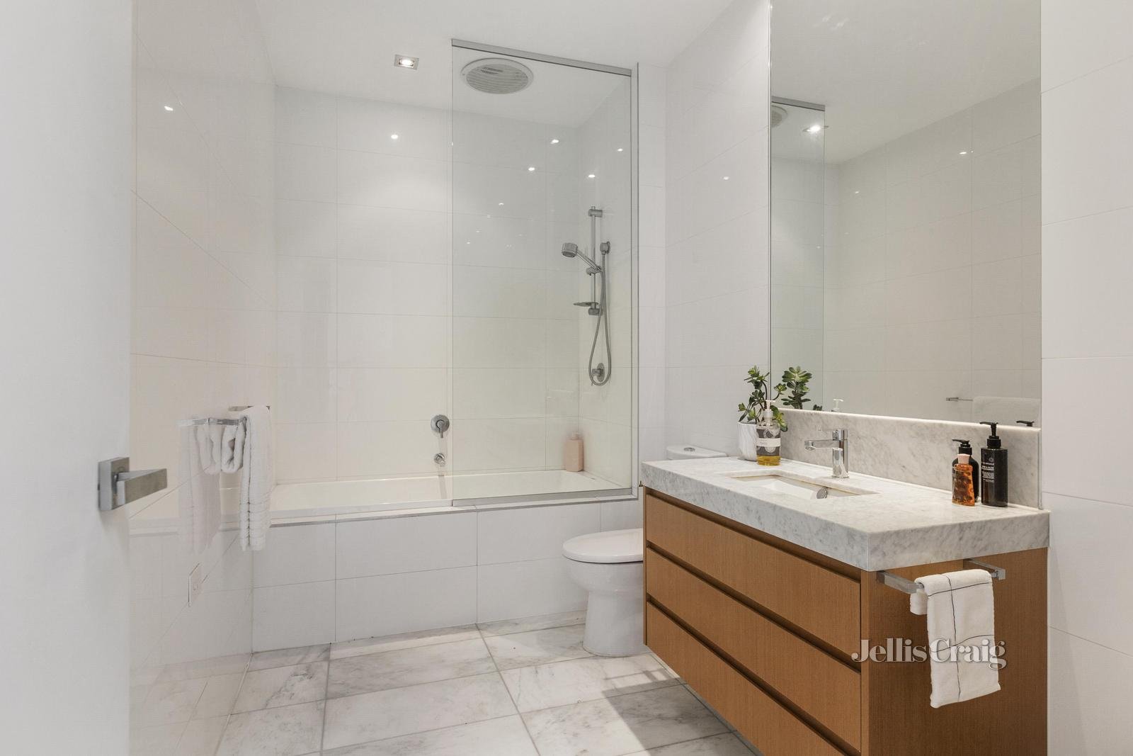 2/12 Kenilworth Grove, Glen Iris image 9