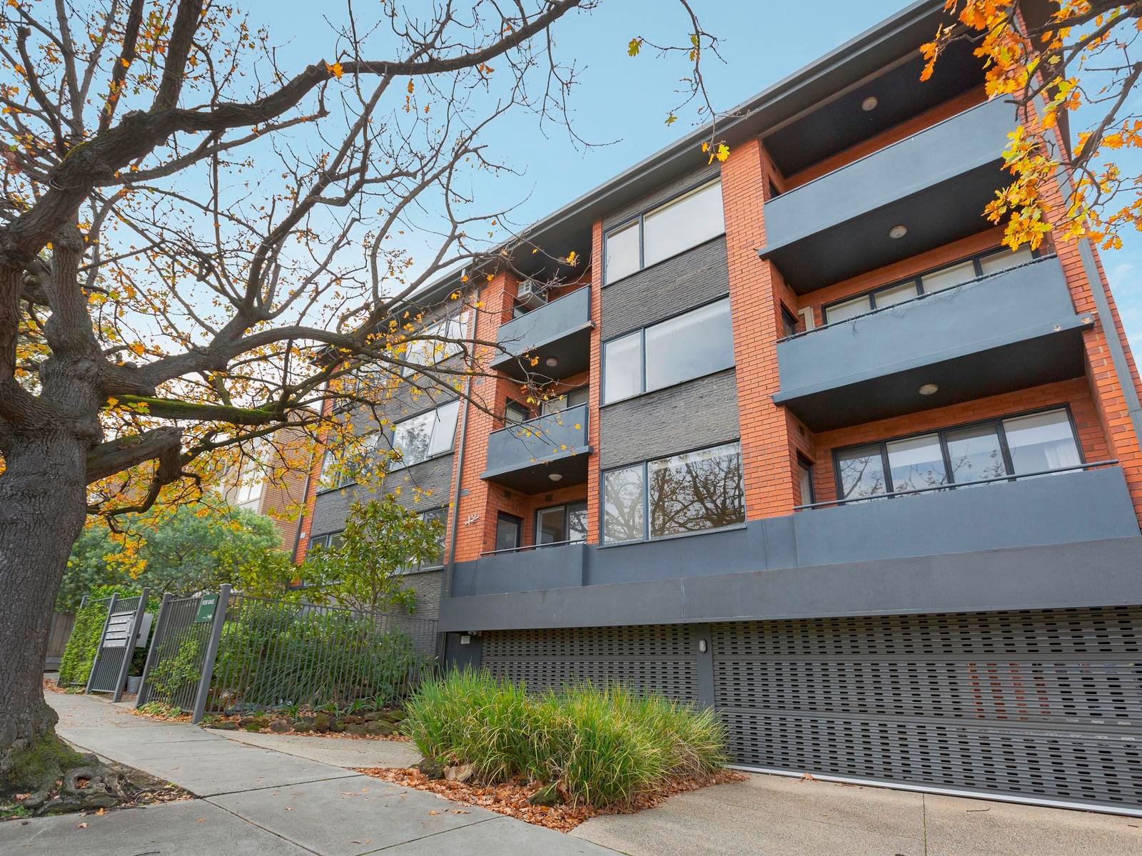 2/12 Kensington Road, South Yarra image 2