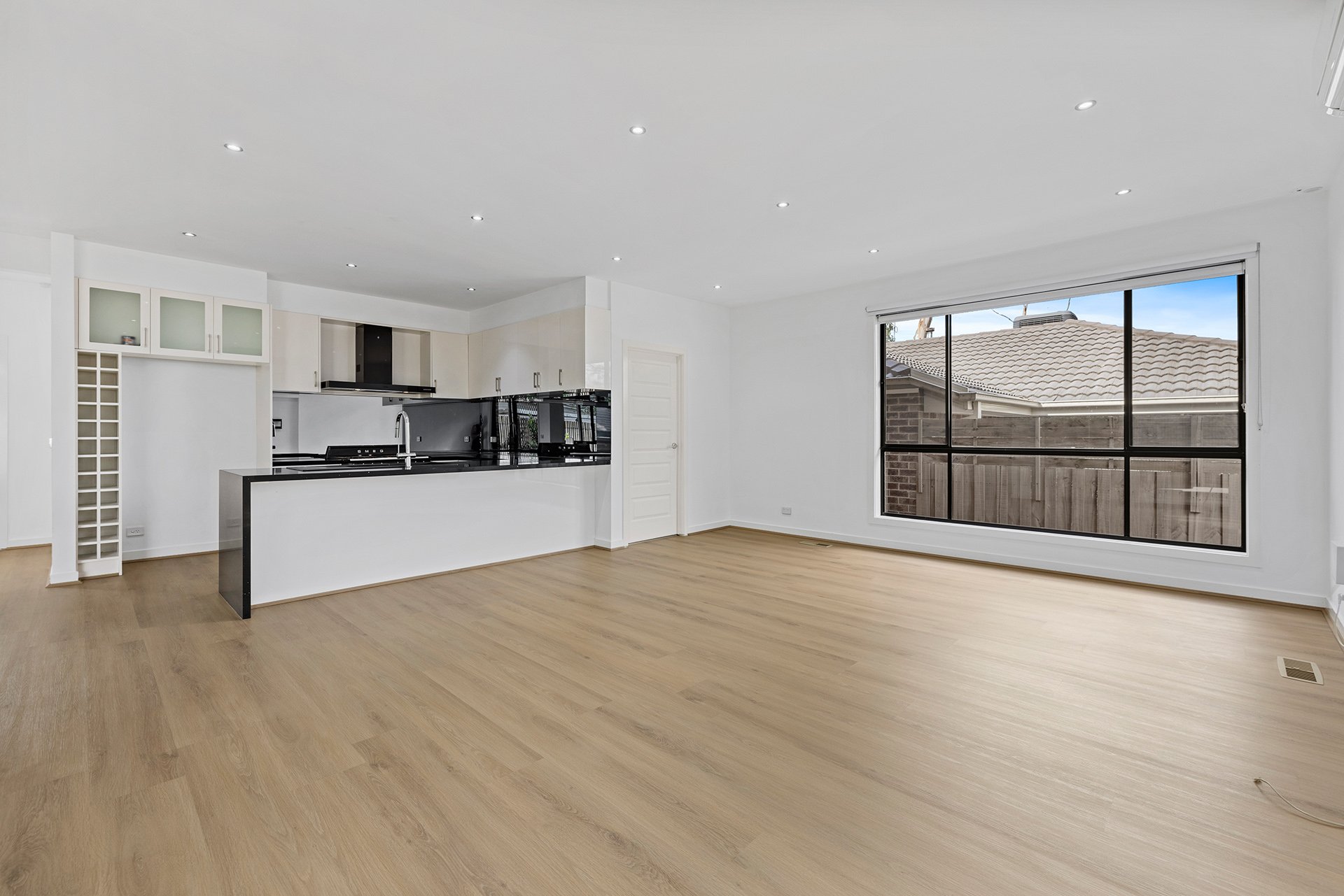 2/12 Moore Avenue, Croydon image 2