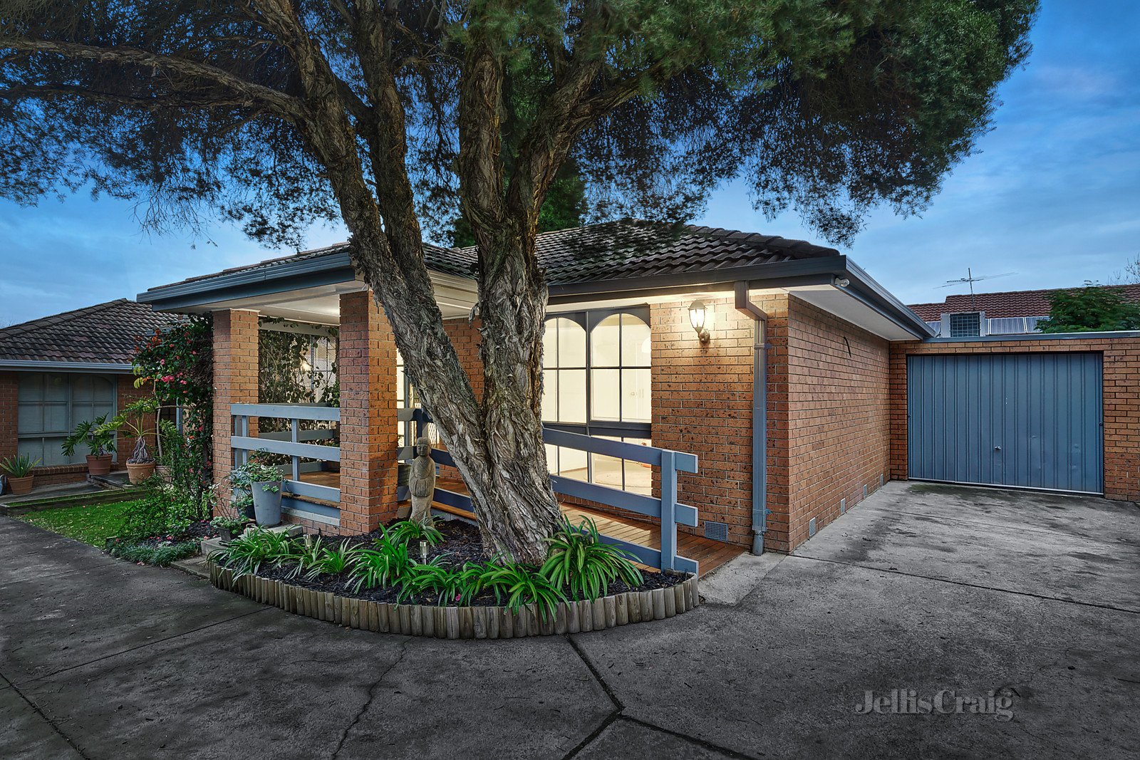 2/12 Quarry Road, Mitcham image 1