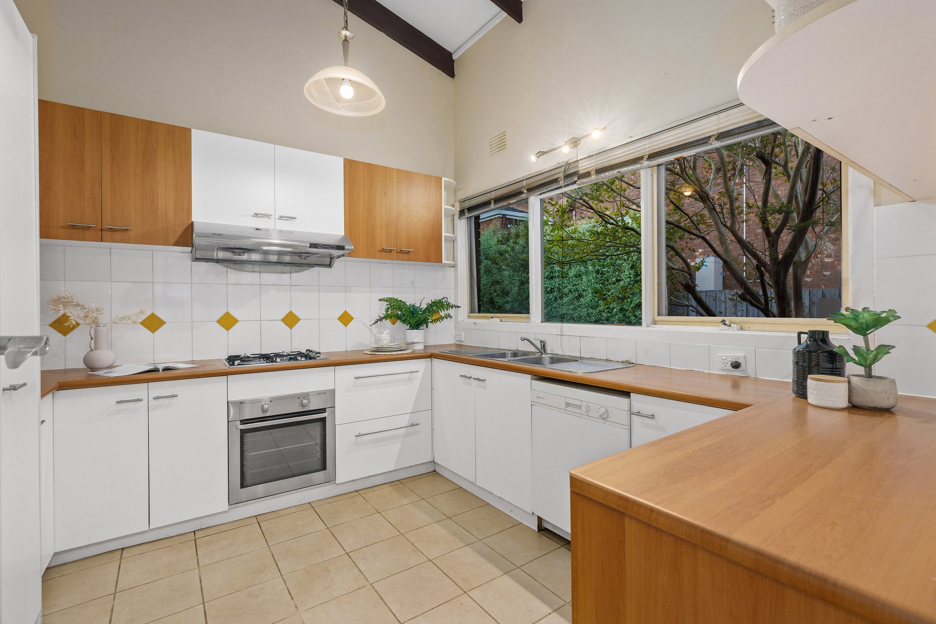 2/12 View Road, Glen Waverley image 2