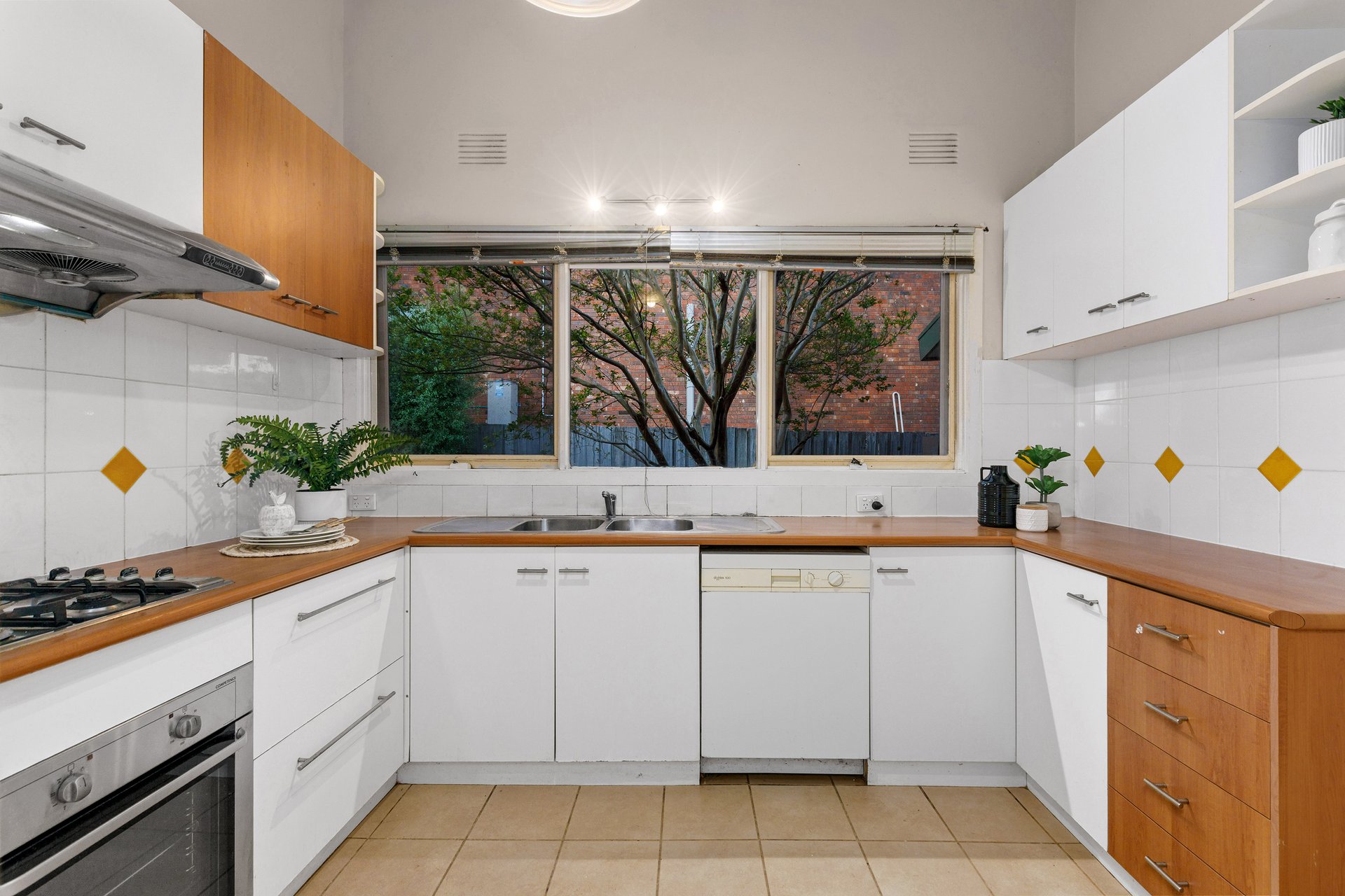 2/12 View Road, Glen Waverley image 3