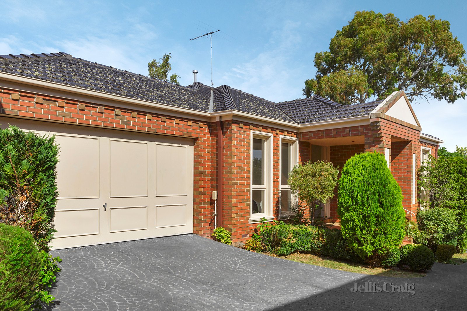 2/12 Yarrbat Avenue, Balwyn image 1