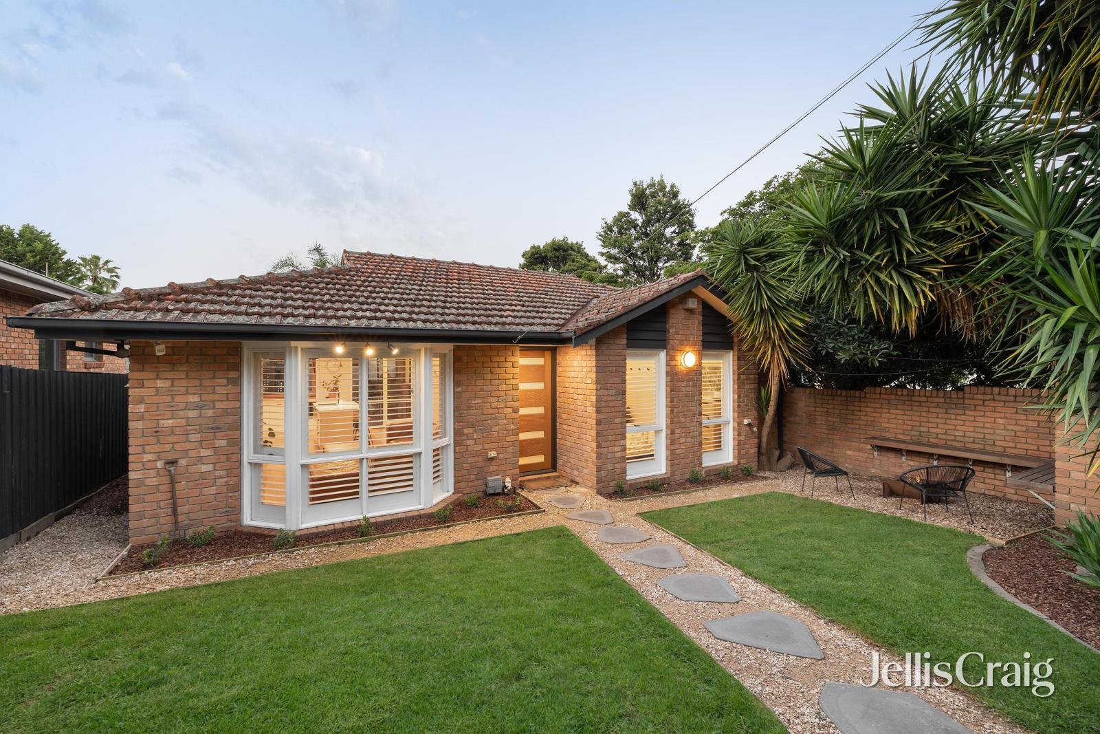 2/121 Yallambie Road, Macleod image 1