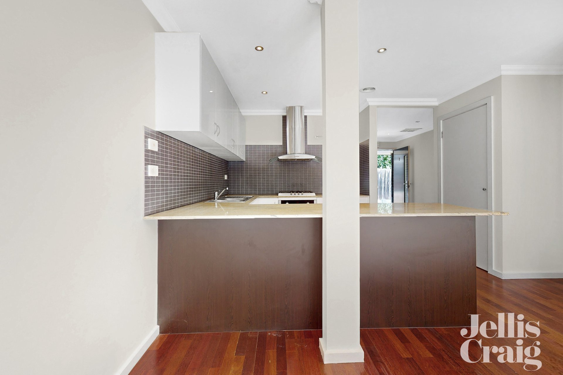 2/122 Ogilvie Street, Essendon image 3