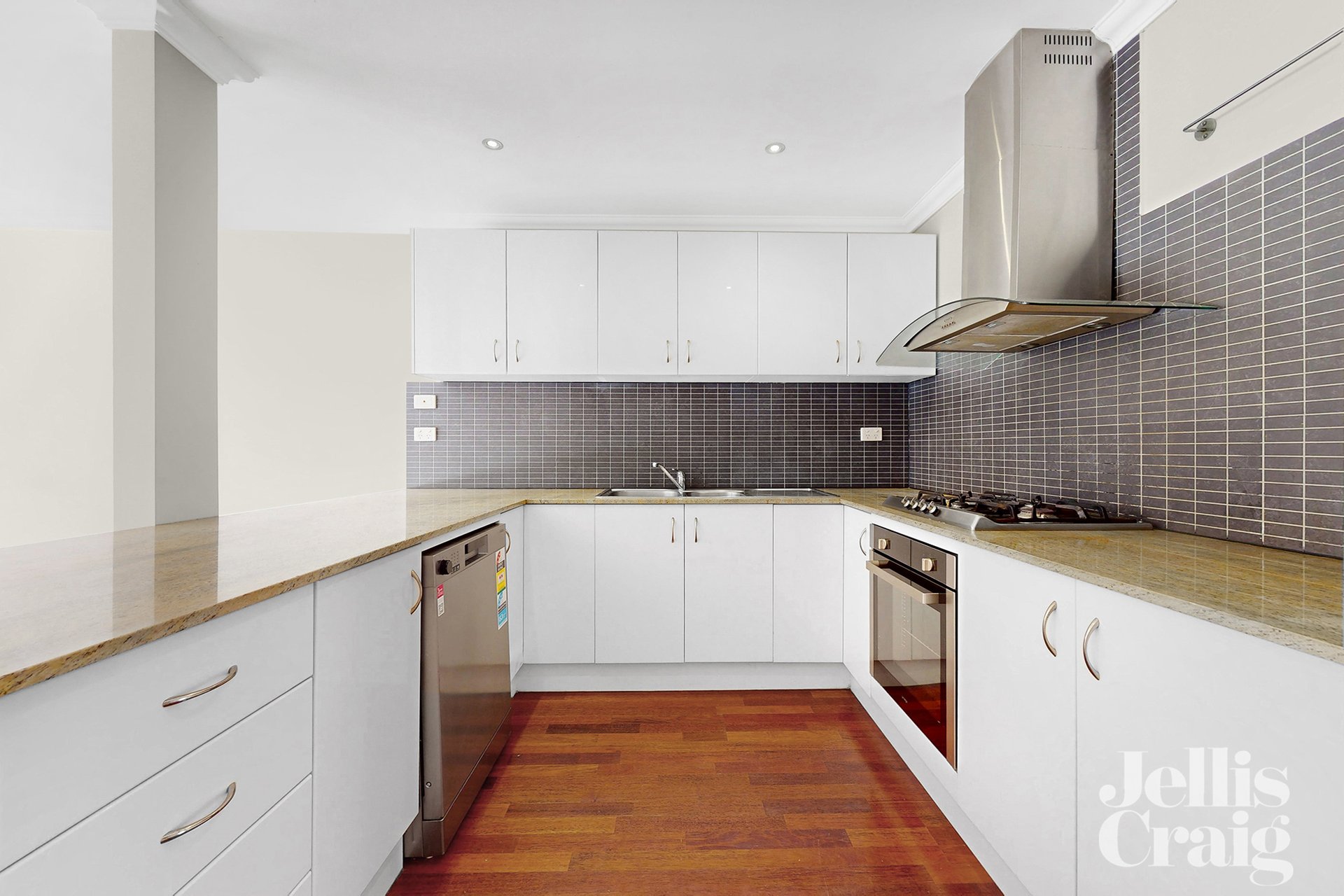 2/122 Ogilvie Street, Essendon image 2