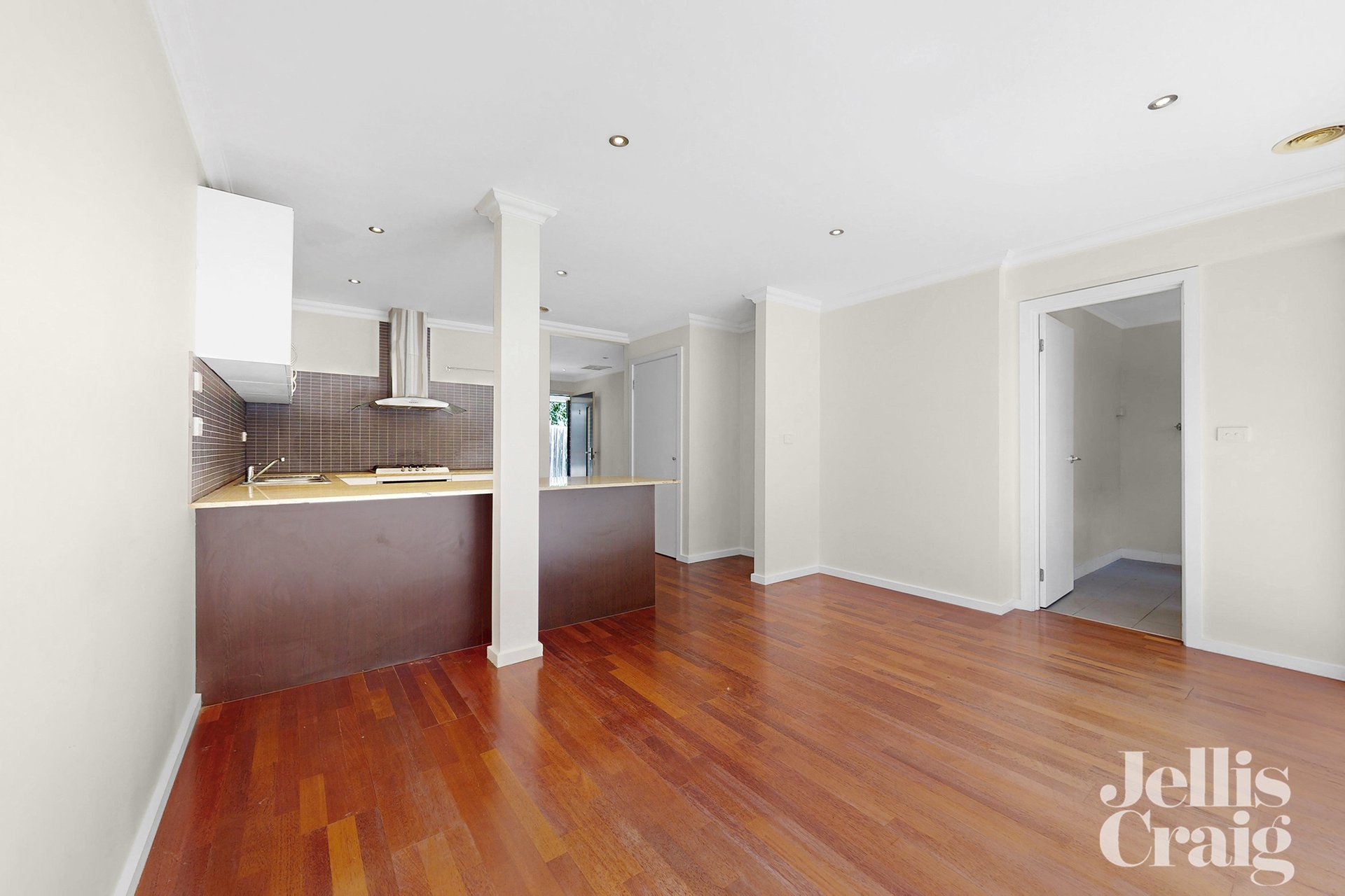 2/122 Ogilvie Street, Essendon image 4