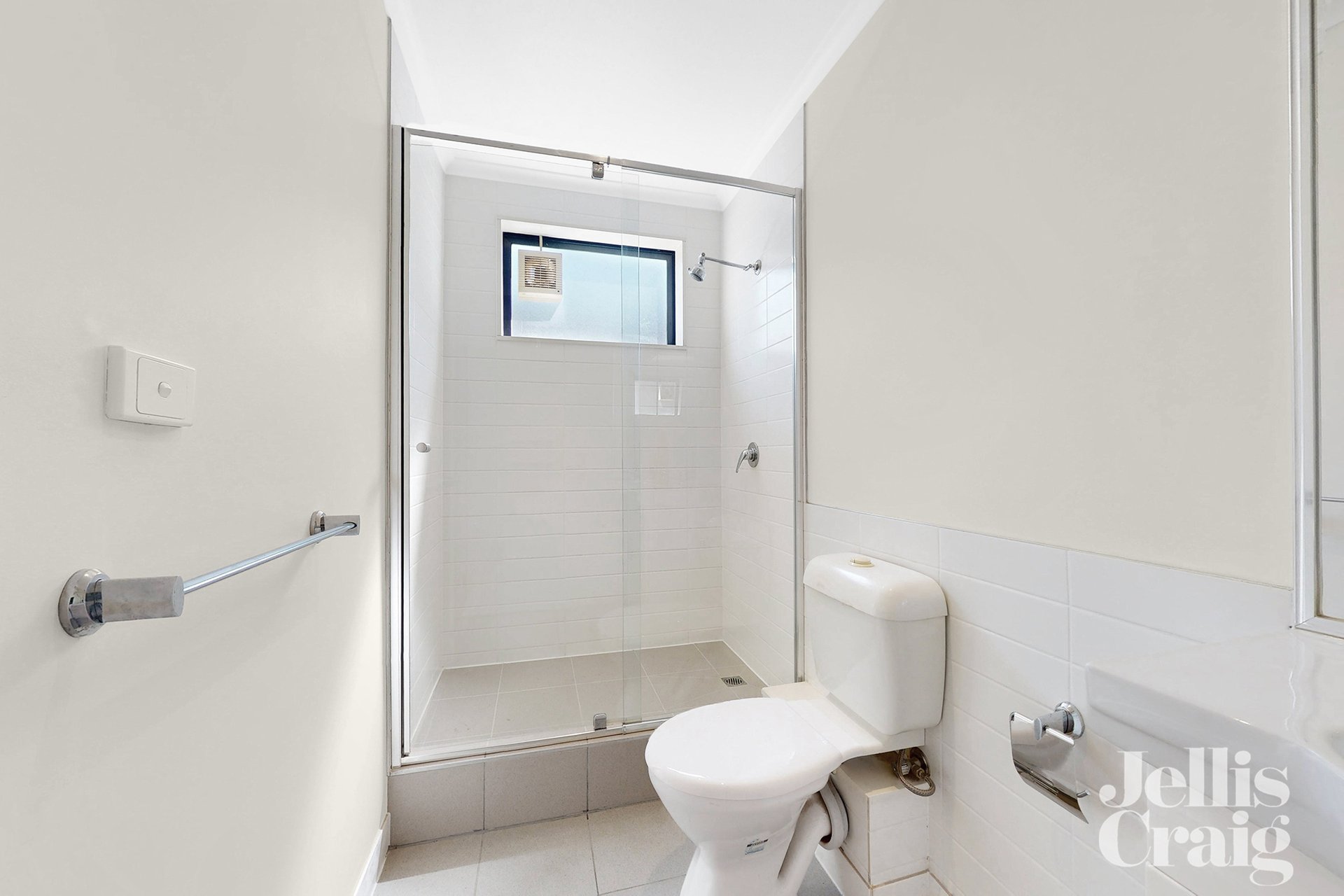 2/122 Ogilvie Street, Essendon image 11