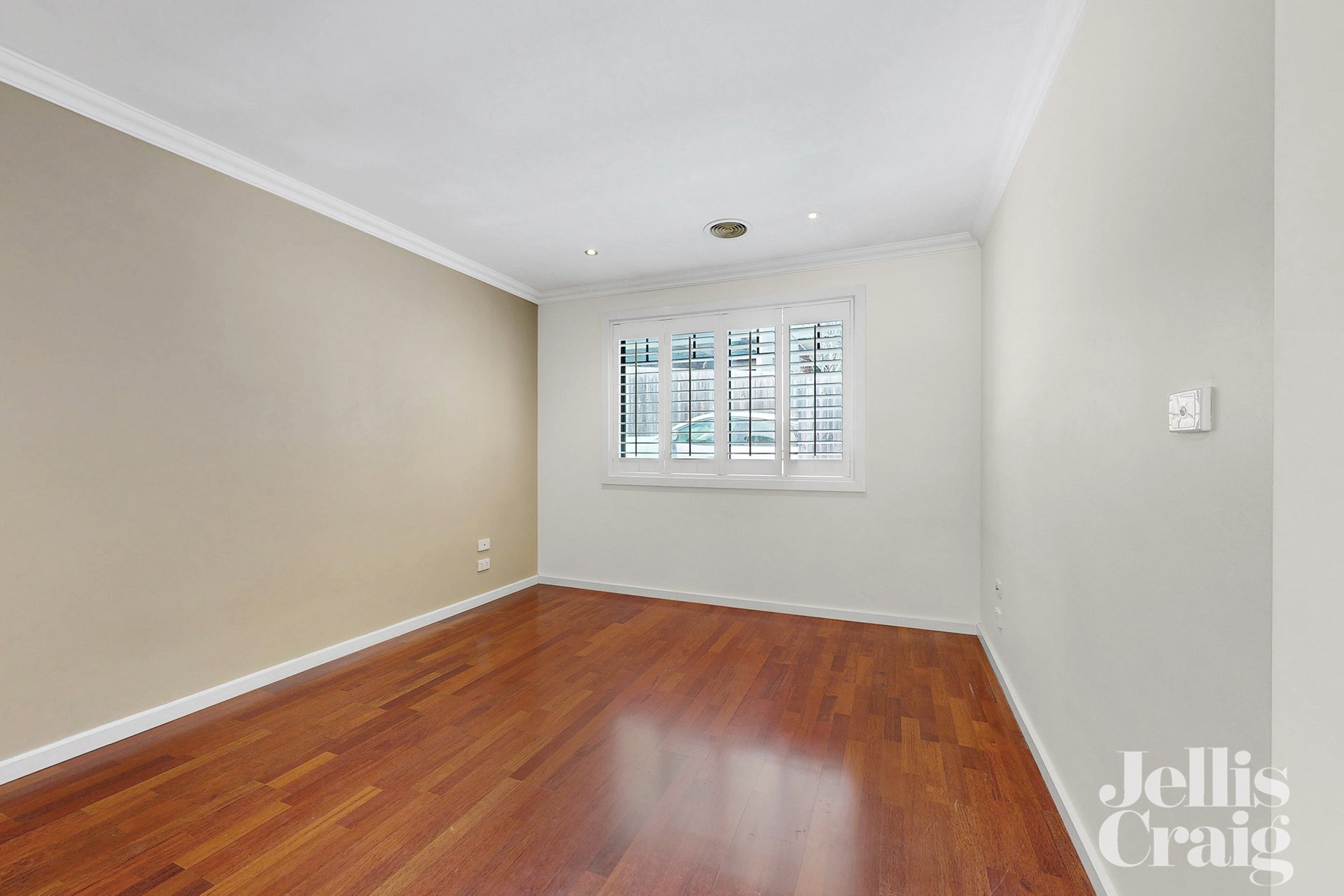 2/122 Ogilvie Street, Essendon image 6