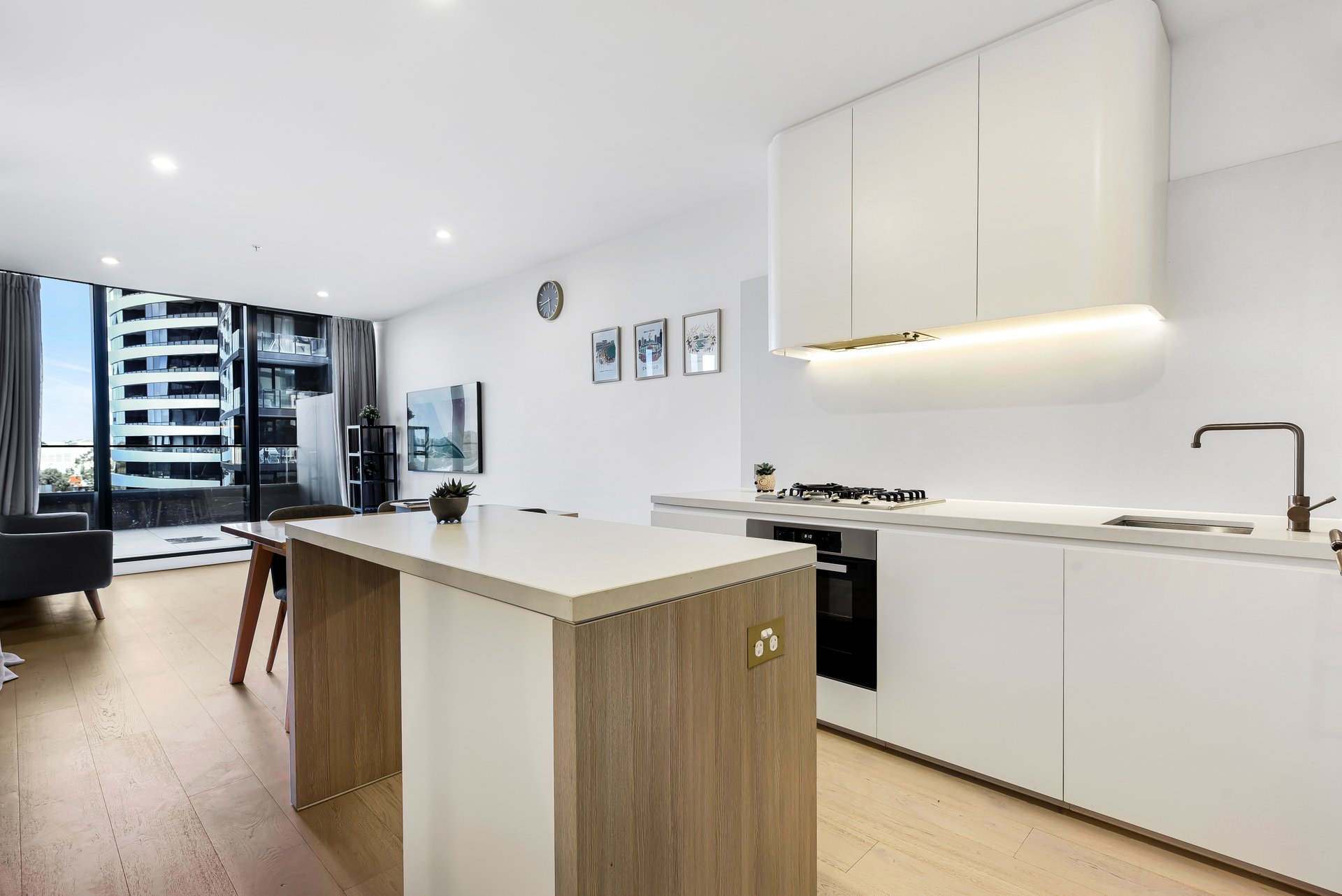 212/25 O'Sullivan Road, Glen Waverley image 1