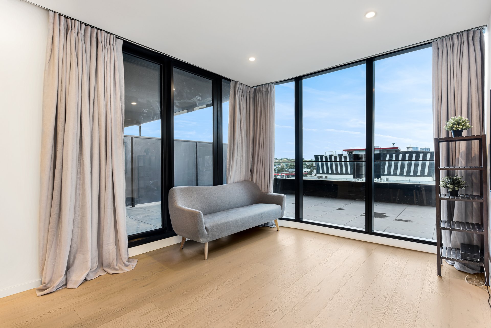 212/25 O'Sullivan Road, Glen Waverley image 2