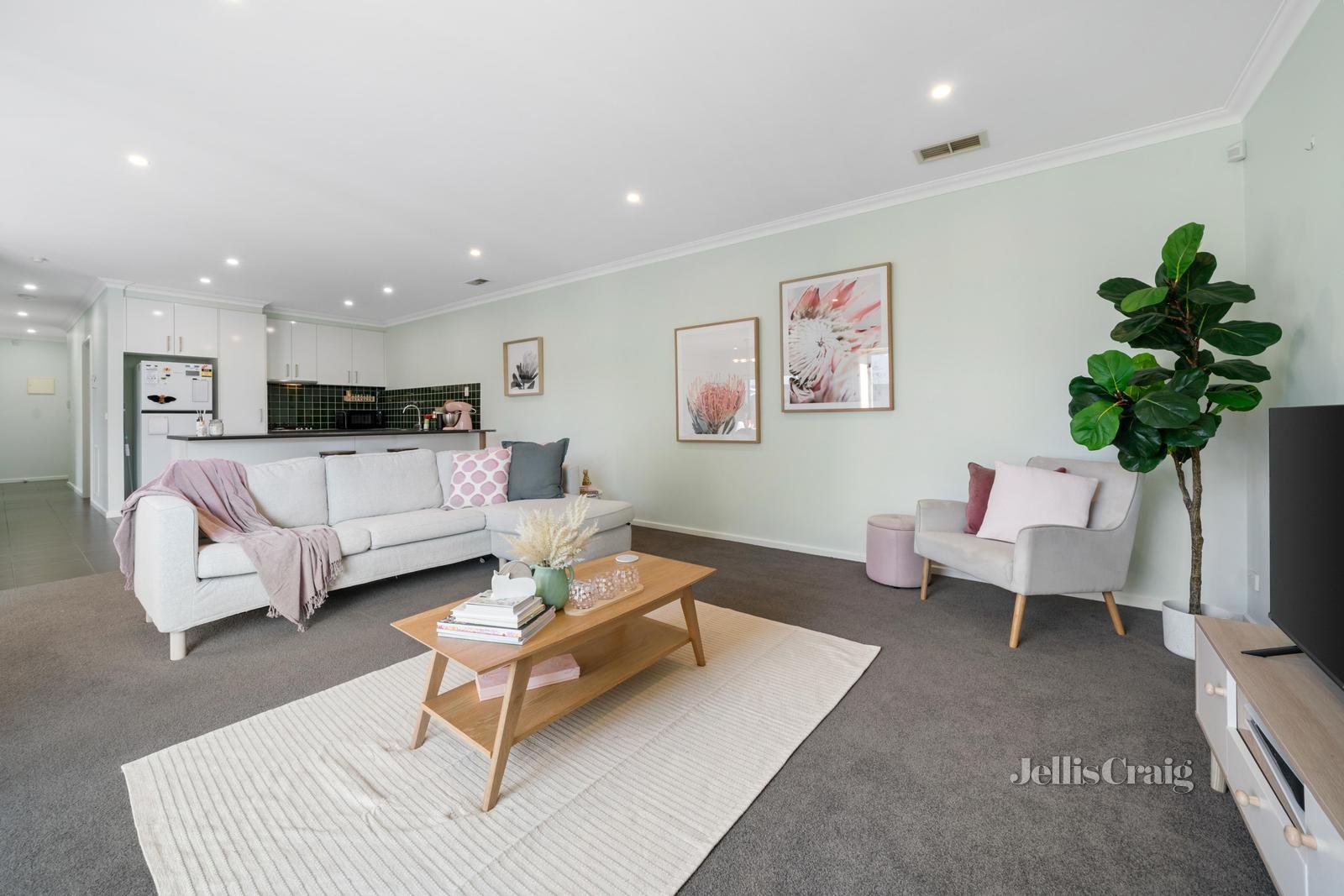 2/123 Cambridge Road, Mooroolbark image 1