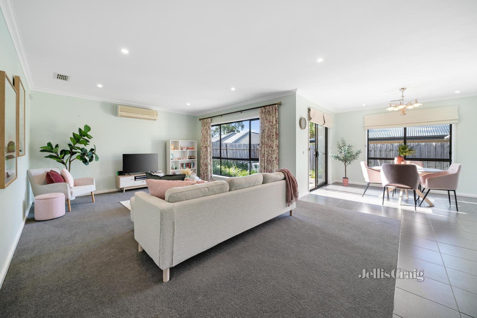 2/123 Cambridge Road, Mooroolbark image 2
