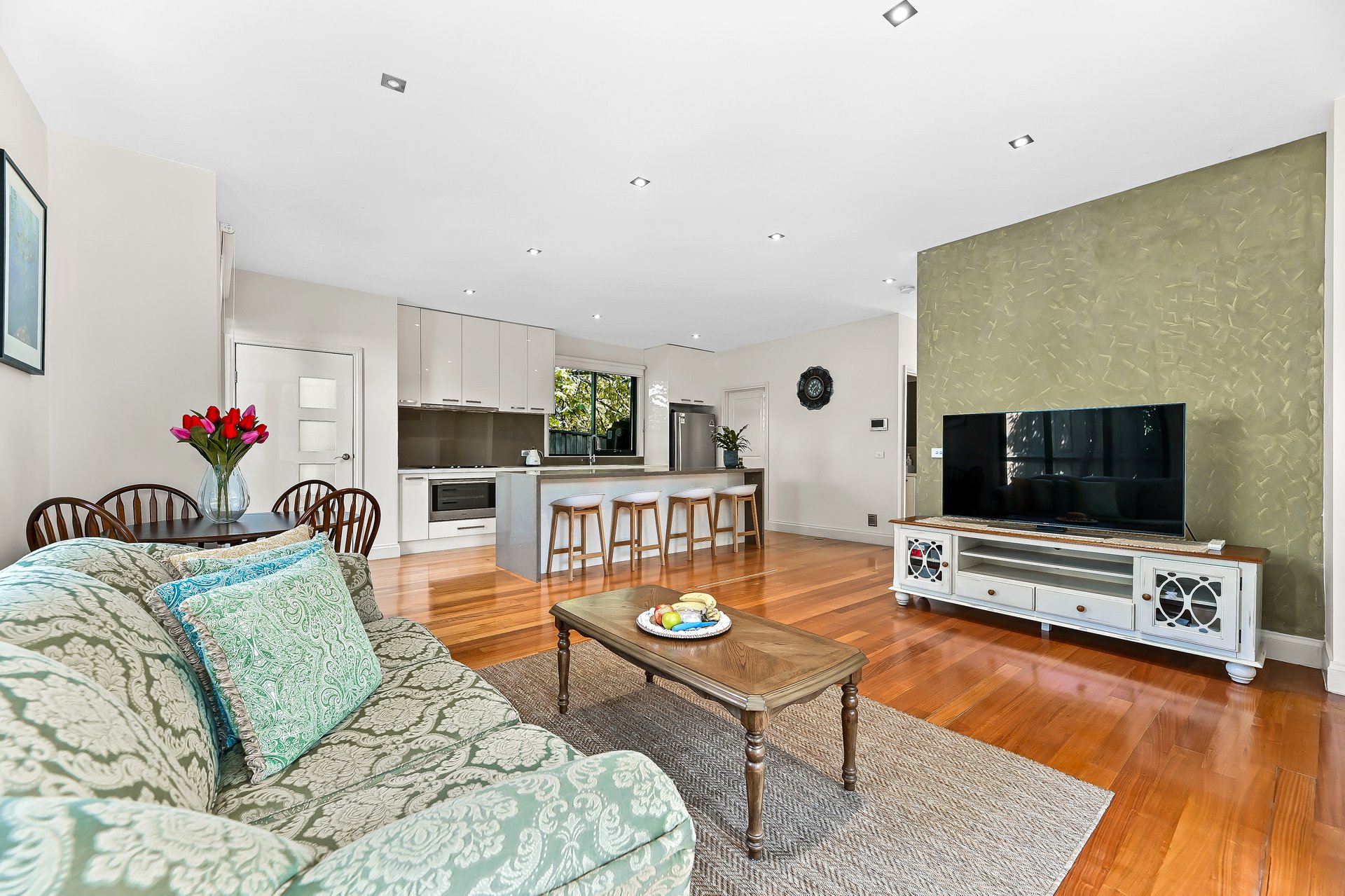 2/125 Main Street, Blackburn image 2