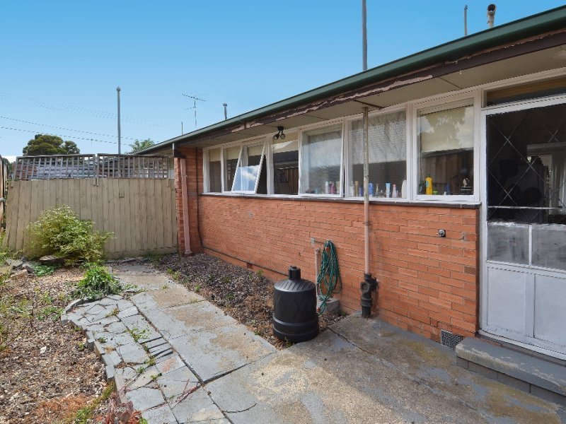 2/129 Barrabool Road, Highton image 4