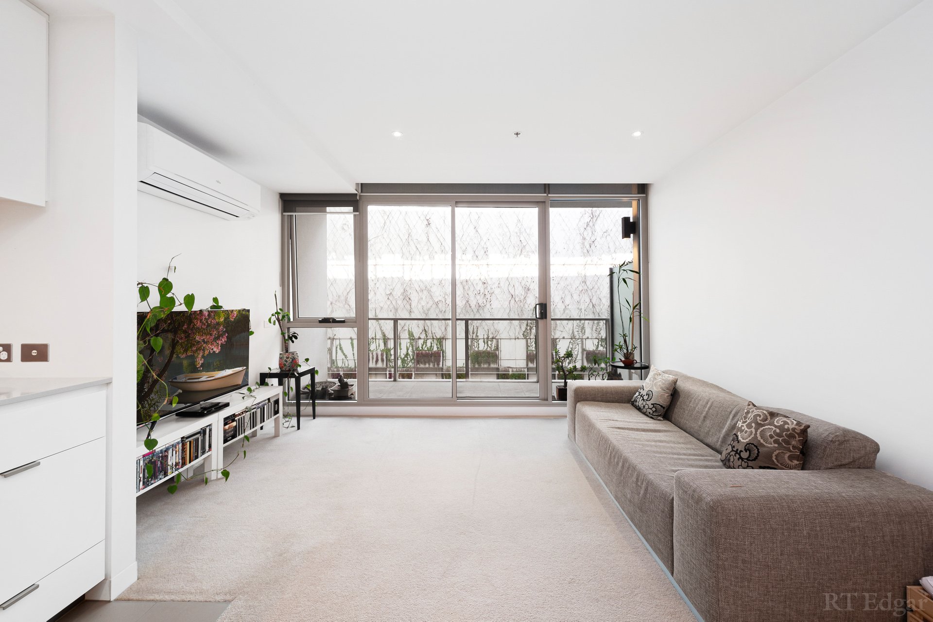 212/99 Dow Street, Port Melbourne image 2