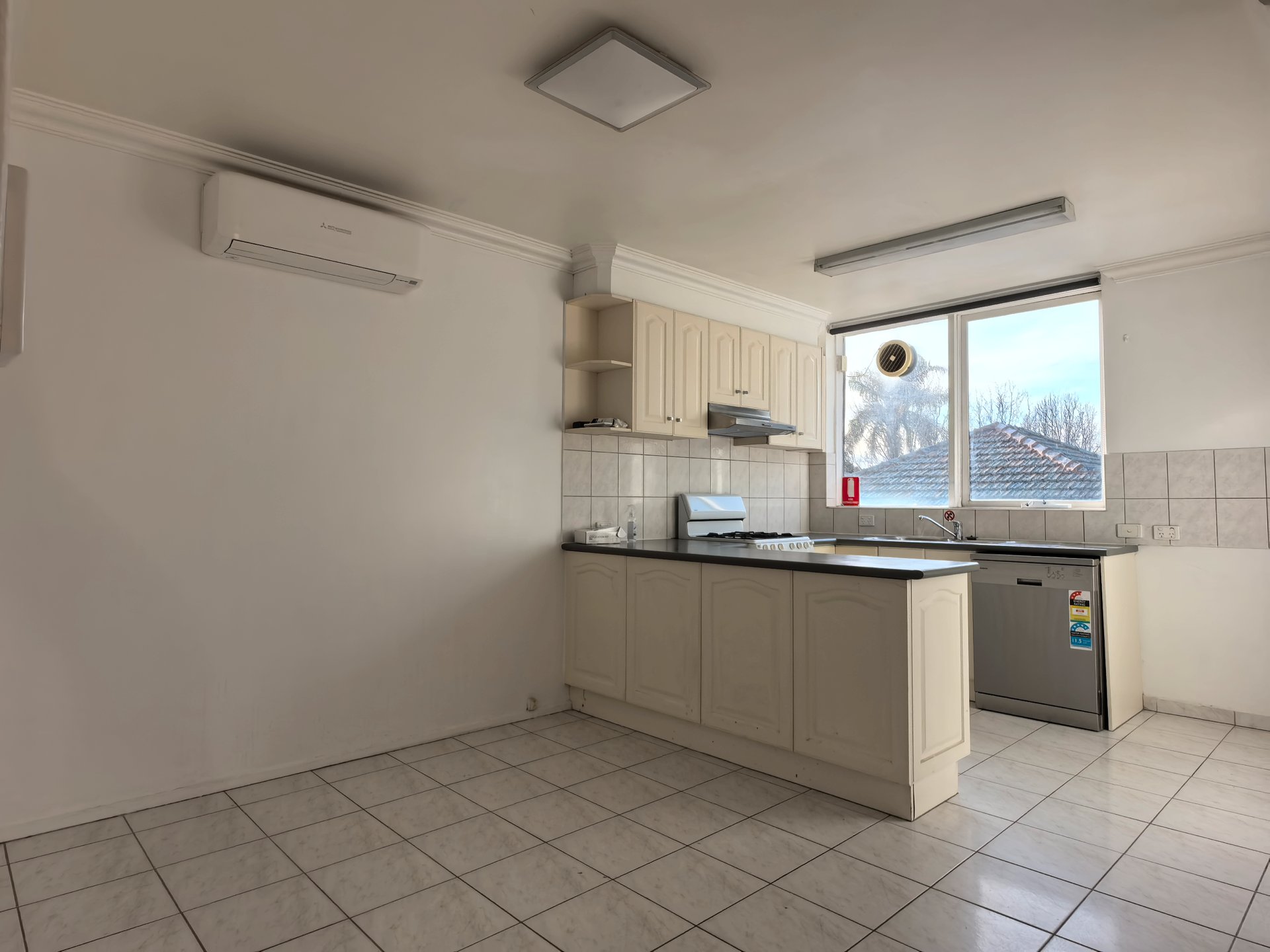 2/13 Alberta Street, West Footscray image 2