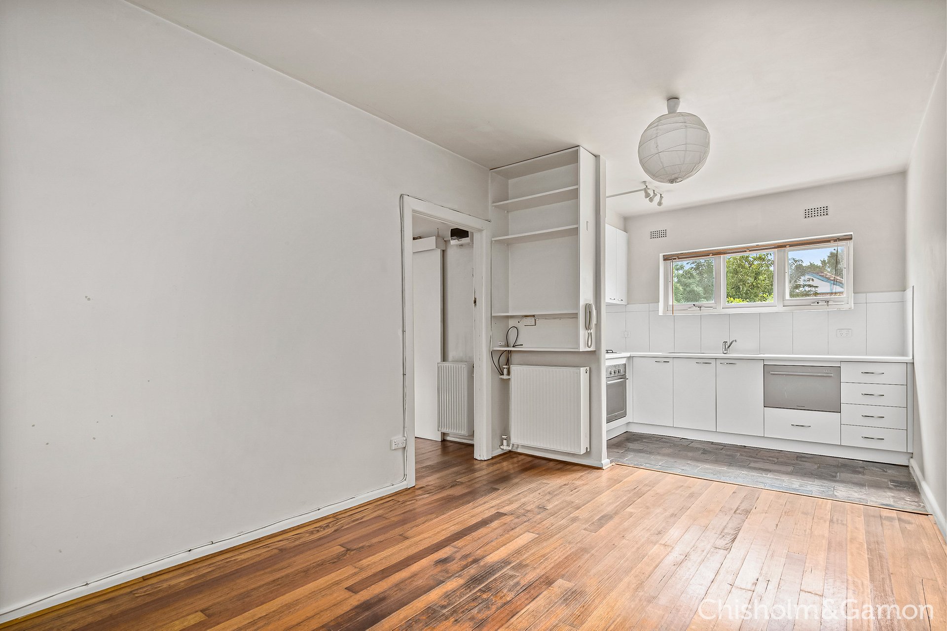 2/13 Beach Avenue, Elwood image 1