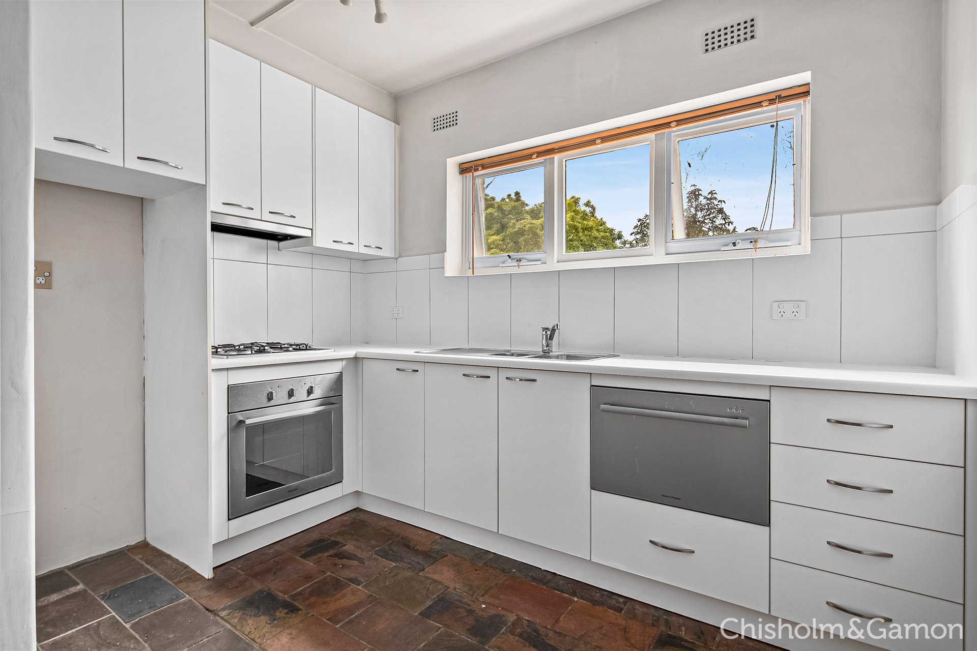 2/13 Beach Avenue, Elwood image 2