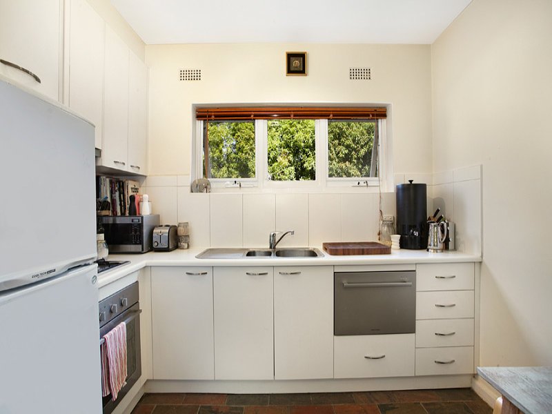 2/13 Beach Avenue, Elwood image 2
