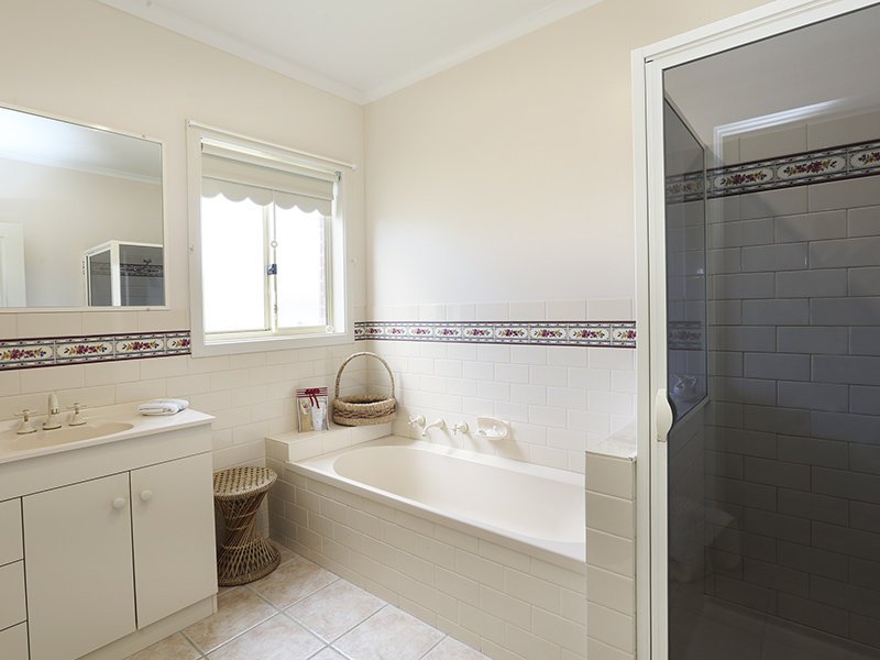2/13 Finningley Court, Highton image 7
