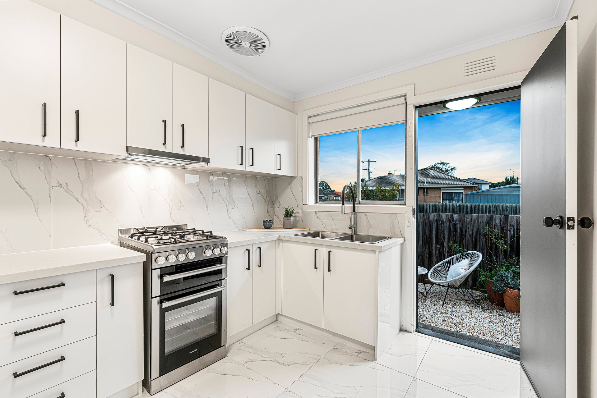 2/13 Oakes Avenue, Clayton South image 4
