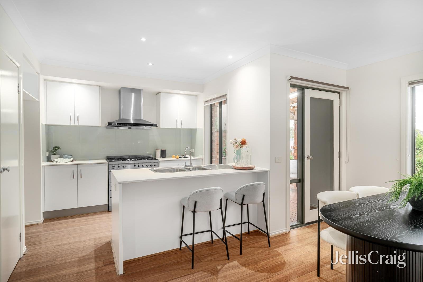 2/13 White Street, Mount Waverley image 4
