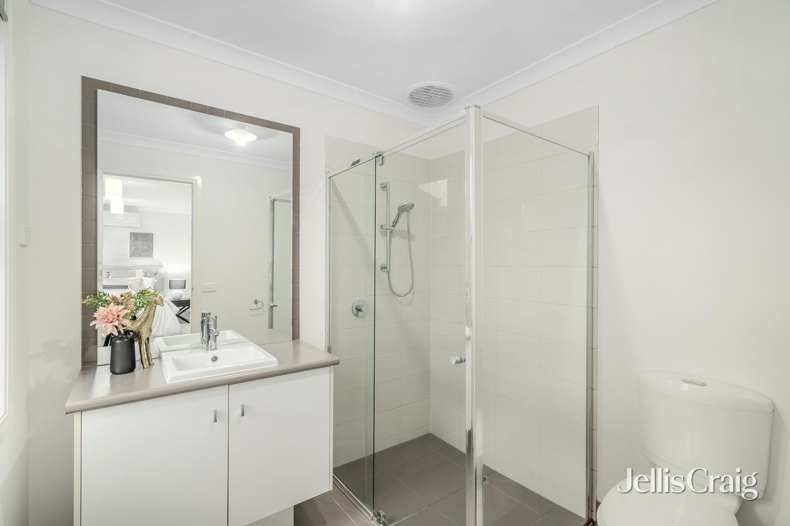2/13 White Street, Mount Waverley image 6