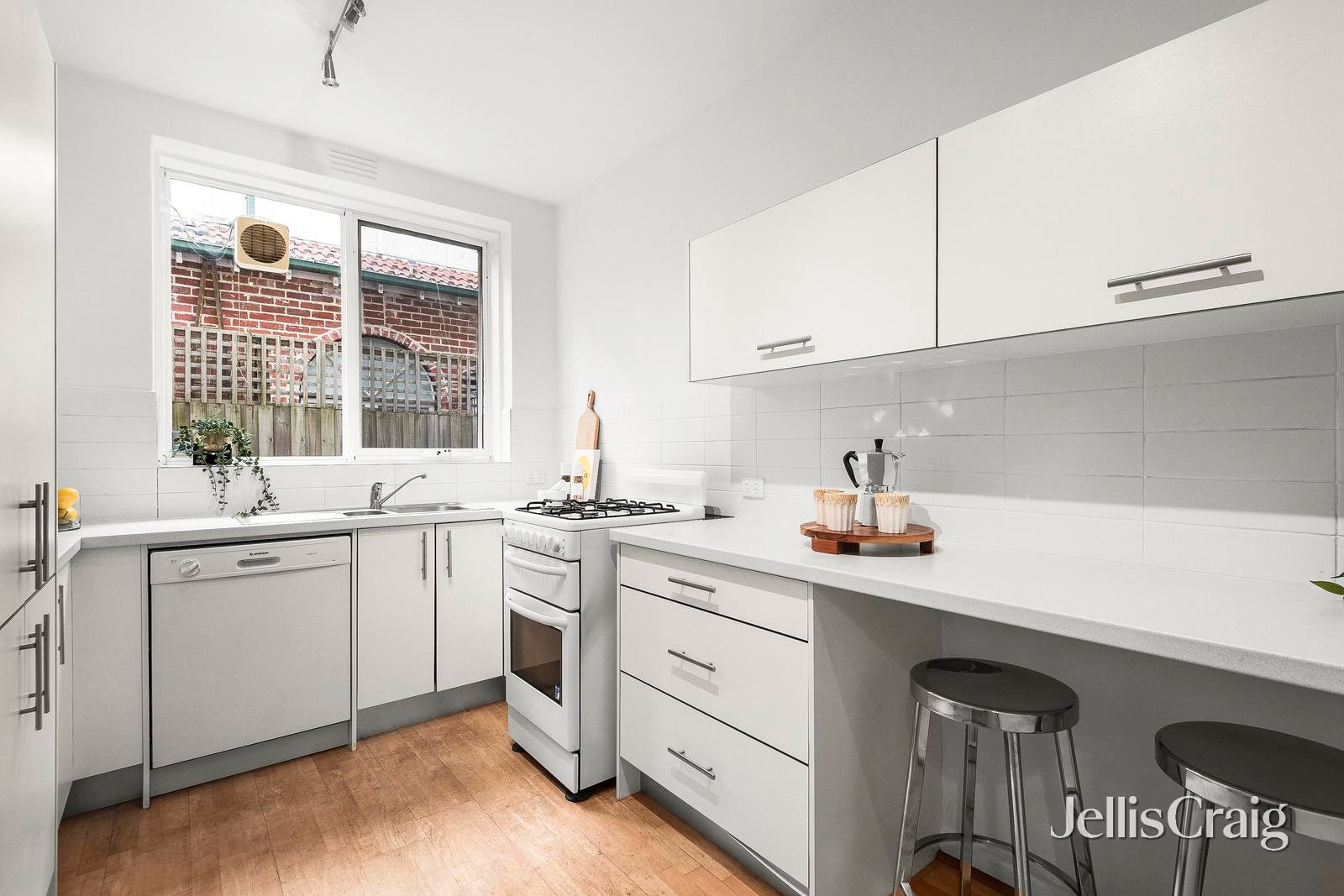 2/130 Mitford Street, Elwood image 3