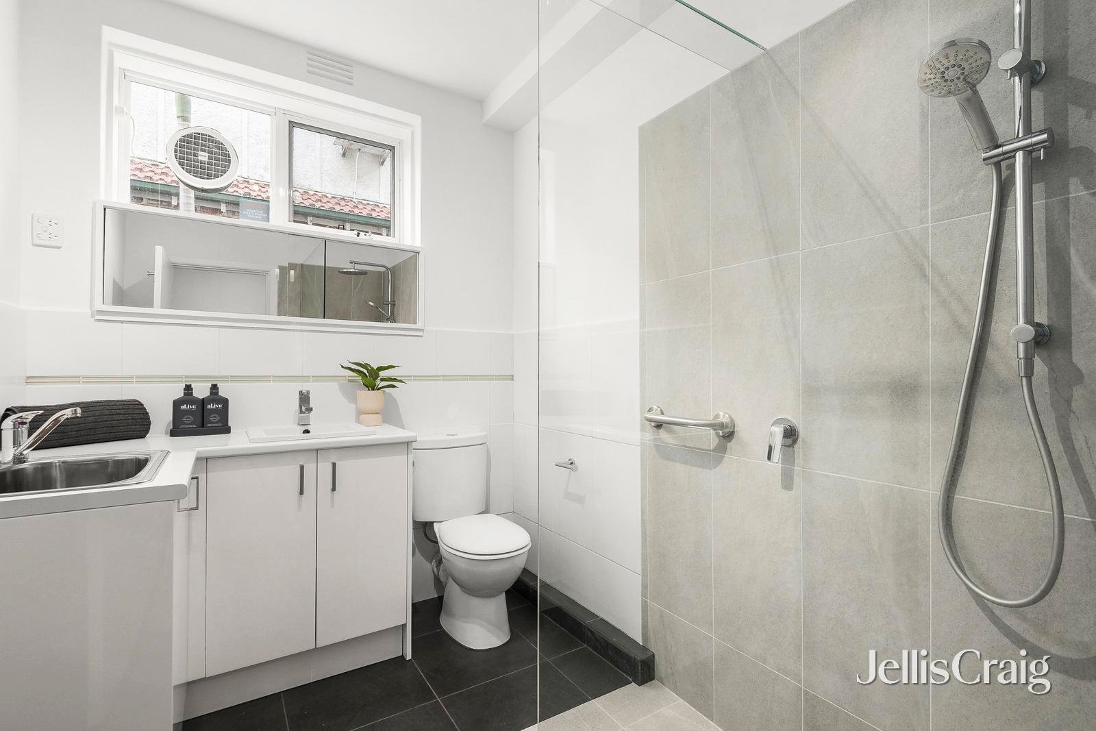 2/130 Mitford Street, Elwood image 5