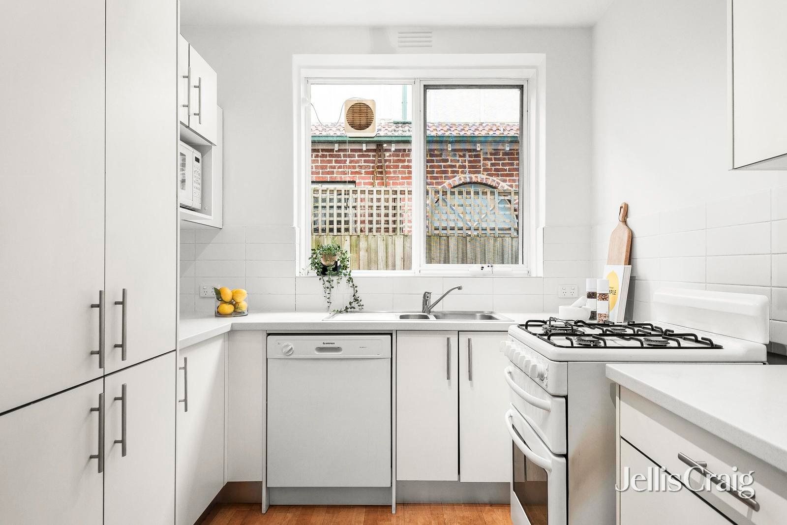 2/130 Mitford Street, Elwood image 8
