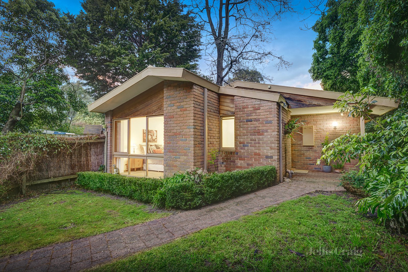 2/131 Blackburn Road, Blackburn image 1